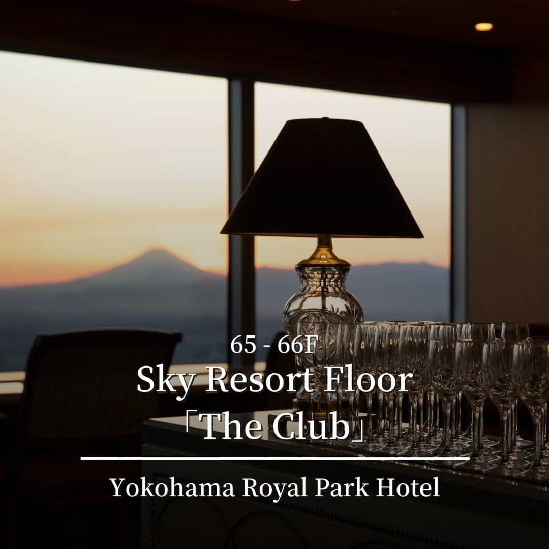 横浜ロイヤルパークホテルさんのインスタグラム写真 - (横浜ロイヤルパークホテルInstagram)「... ご宿泊のお客様だけがご利用いただける専用ラウンジを備えた、本物志向のエグゼクティブにふさわしいスカイリゾートフロア「ザ・クラブ」🍸 2層吹き抜けの高い天井の開放感あふれるクラブラウンジでは、ドリンクサービスやフードプレゼンテーションをお楽しみいただけます。  ☕ティータイムでくつろぎのひととき 11:00～15:00は、クッキーなどをご自由にお楽しみいただけます。 ドイツのコーヒーマシン「WMF」でお好みのコーヒードリンクをお楽しみください。  🍰チェックイン後はアフタヌーンスナック 15:00 ～18:00は、アフタヌーンティータイム。 ケーキやサンドイッチなどの軽食をご用意しております。 夕景とともに、優雅で上質なひとときをお過ごしください。  🍸夜景を見ながらイブニングカクテル 18:00 ～21:00は、ビールやソフトドリンクの他に、ワインやカクテルもご自由にお楽しみいただけます。 チーズをはじめ、和洋中のオードブル、スナックなどをご用意しております。  とっておきのクラブラウンジで、優雅で贅沢な時間をお過ごしください。  … 空と隣り合う「横浜ロイヤルパークホテル」 @yokohamaroyalparkhotel  #横浜ロイヤルパークホテル #yokohamaroyalparkhotel #royalparkhoteljp #ロイパ #横浜ロイパ #横浜ランドマークタワー #ランドマークタワー #ホテル #hotel #ラグジュアリーホテル #luxuryhotel #横浜ホテル #みなとみらいホテル #神奈川ホテル #国内旅行 #横浜旅行 #横浜観光 #みなとみらい観光 #myyokohama #travel_japan #travel_jp #yokohamatrip #yokohamatravel #yokohamahotel #横浜カメラ部 #横浜写真部 #ホテルラウンジ #クラブラウンジ #clublounge #hotellounge」6月30日 20時00分 - yokohamaroyalparkhotel
