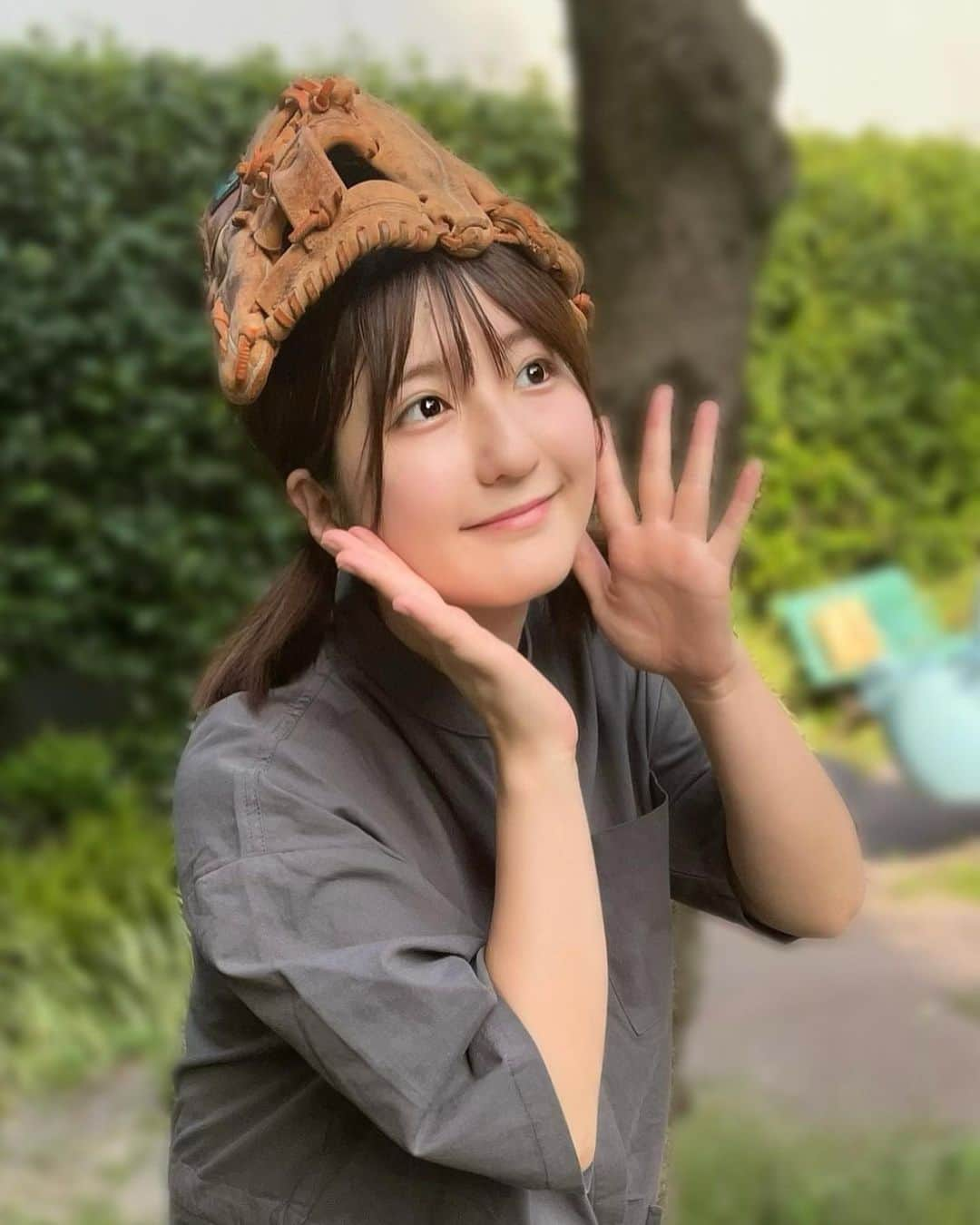 金城成美さんのインスタグラム写真 - (金城成美Instagram)「* 前回のインスタ投稿で私服の写真を投稿したら、、、、  その時着ていた黄色いサロペットのブランド「merlot」さんからご連絡をいただき、お洋服を送ってくださいました、、、、！！！ええええ、ありがとうございます、、！  私が着ているのは コットンジャンプスーツ (カラー:チャコールグレー)  なんとこの服、男女兼用です💡  ビッグシルエットなのでだぼっと着たり、ウエストのひもをしめたらスタイルアップできます！  着心地が良いと思ったらコットン100%でした💐  とっても動きやすいので、アウトドアにぴったり！これ着てキャンプやピクニックに行きたいな🏕️🧺  ▽商品の詳細はブランドさんのアカウントを ご覧ください👗 @merlotcamp   #merlot  #merlot_code #zozotown  #ootd  #pr」6月30日 19時52分 - kinjo_narumi