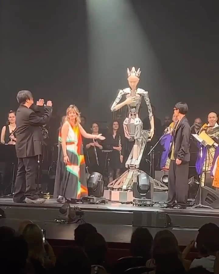 渋谷慶一郎のインスタグラム：「Justine Emard, who was in charge of the video for this Android Opera at the Theatre du Chatelet performance, and Shintaro Imai, who programmed the android. Also, Hiroshi Ishiguro, a robot researcher who was unable to come to the performance but is the creator of this android, Alter4. Without their artistic abilities and full cooperation, this performance would not have been possible. Thank you very much. 今回のアンドロイドオペラ、シャトレ座公演で映像を担当したジュスティーヌ・エマとアンドロイドのプログラムを担当した今井慎太郎。あと、公演には来れなかったけど、このアンドロイド・Alter4の制作者であるロボット研究者の石黒浩。彼らのアーティスティックな能力と全力の協力がなかったらこの公演は実現出来なかったと思う。どうもありがとう。」