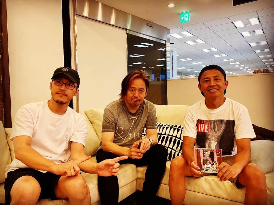 GAKU-MCさんのインスタグラム写真 - (GAKU-MCInstagram)「CDデビューして30年が経ちました。  友人、もしくは親友と呼べる何人かはその間に出来ました。しかしながら、デビュー以前からの【仲間】となると本当に少ない。そのうちの二人が昨日新しい作品をもって番組に来てくれた。  嬉しかった。  僕が日本のラップグループでもっとも尊敬しているのはライムスターです。  #共にサバイブ #gakumc #ライムスター #RHYMESTER #EASTEND #FunkyGrammarUnit #JapaneseHipHop #rapmusic」6月30日 19時54分 - gaku_mc