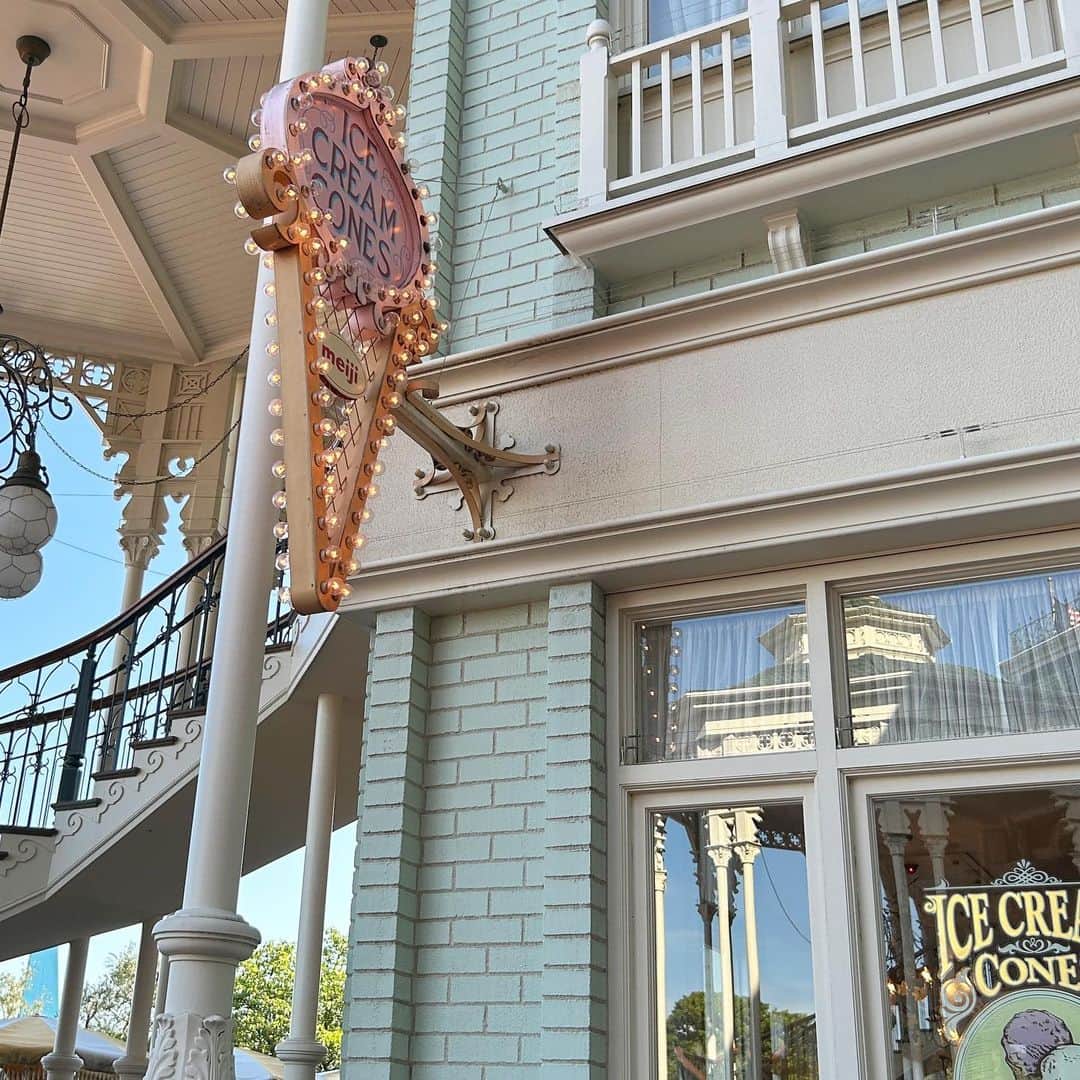 あかねぴのインスタグラム：「.  𝐈𝐂𝐄 𝐂𝐑𝐄𝐀𝐌 𝐂𝐎𝐍𝐄𝐒 🍨  #disneyland #tdl #icecreamcone」