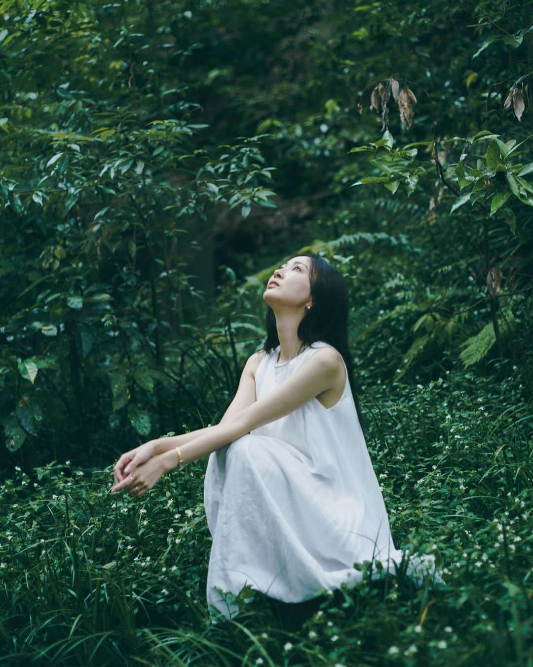 國保美貴のインスタグラム：「６月２５日にまたひとつ、 歳を重ねることができました💚  笑顔溢れる1年になりますように☺︎  6月ももう終わっちゃうなんて 本当に早くてびっくり🌱 暑い夏頑張って乗り切ろーっ🦎  . .  #ポートレート #モデル #撮影 #shooting #model  #広告モデル #作品撮り #ブルベ #ブルベ夏 #ブルベ冬」