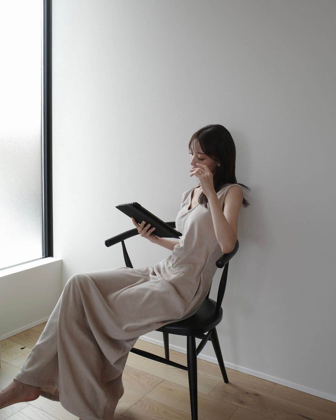 石元歩唯のインスタグラム：「ワンマイルウェアの pile dress ♡  パイル生地で着心地の良いロングワンピース。 シンプルなデザインだけどシルエットが綺麗で、カップ付き・両ポケット付き。beigeとnavyの2色展開。  私の身長158cmで余る着丈なので、高身長の方にもおすすめです◎  ONE MILE WEAR collection は 7/5 wed. 21:00- 受注販売でのスタートです🪡  @amel_official__」