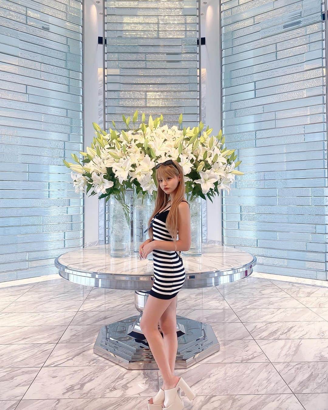 アンジェリカのインスタグラム：「1枚目と2枚目どっちがい？🩵🩶🩷」