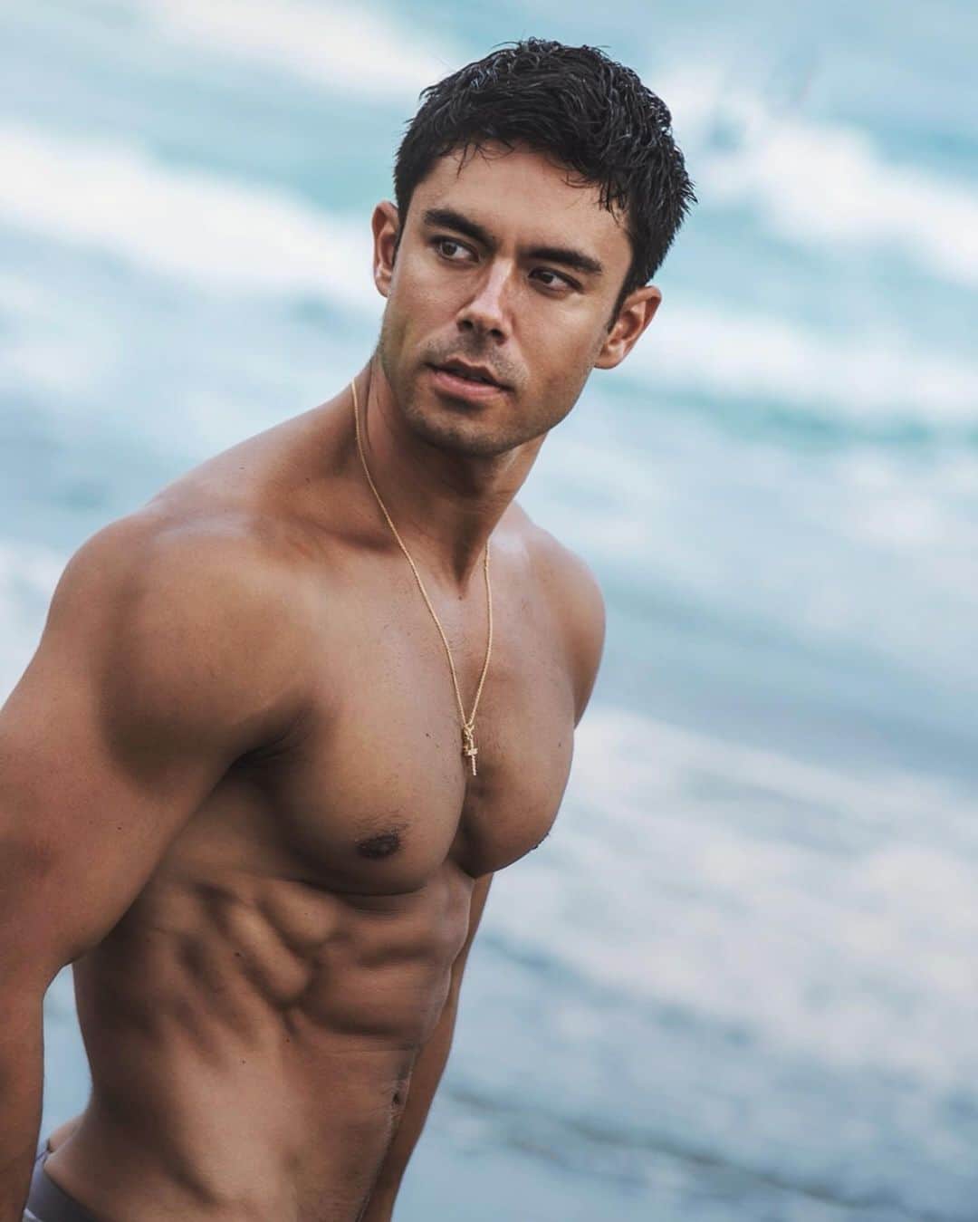 Ethan 佑太 Schellinのインスタグラム：「昔みたいにがむしゃらな筋トレも好きだけど今はその種目が身体にどんな効果をもたらしてくれるのかなんとなく分かってきた💪」