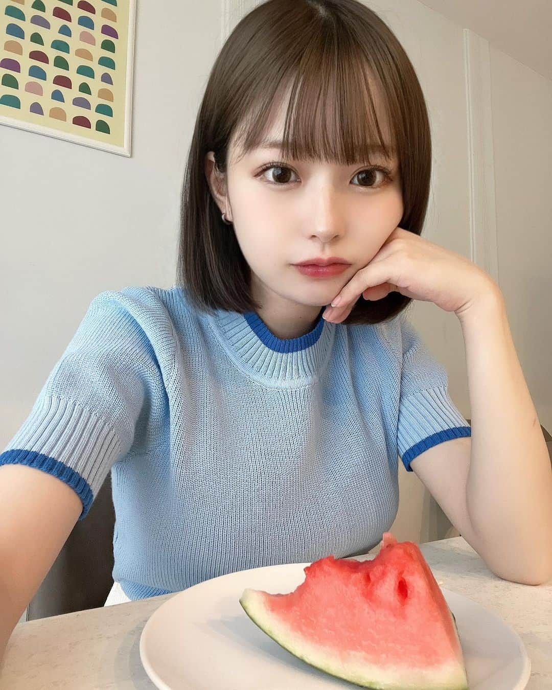 sarimaru(国木田さりまる)のインスタグラム：「スイカ美味しいよねぇ夏来たなって感じする🍉🌞」