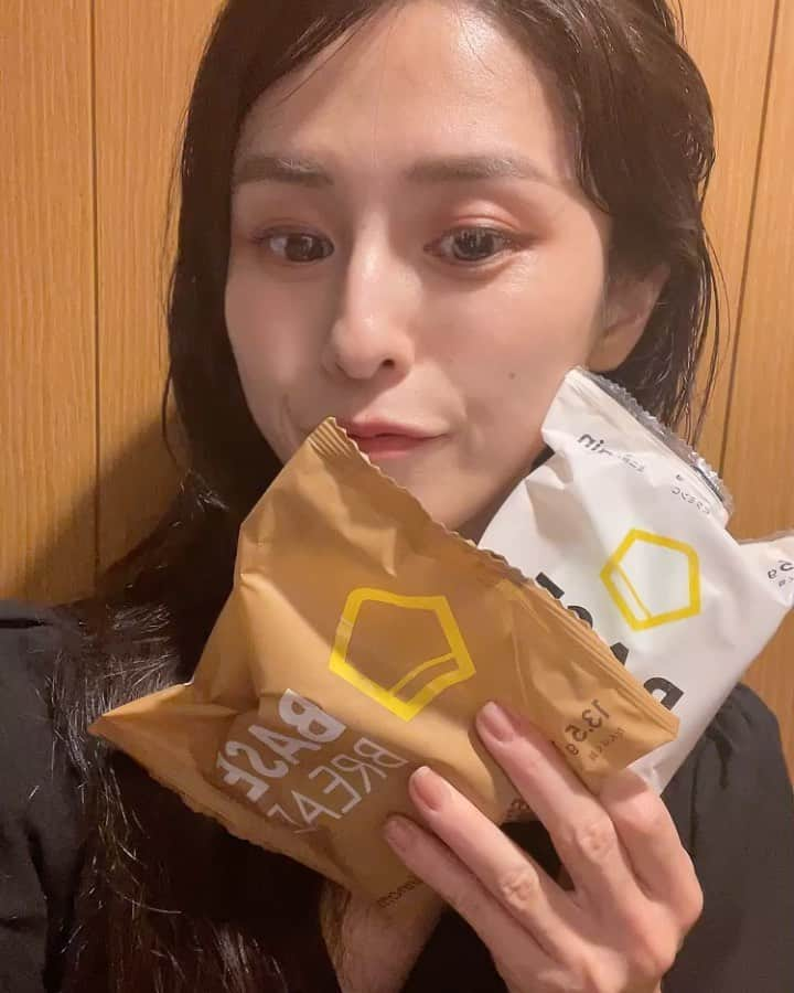 齋藤優紀のインスタグラム：「【広告】 最近大好きなBASE BREAD ❤️ かんたんにおいしく、栄養素をとることができるよ🍞  罪悪感ゼロの最強パン🥐 ぜひためしてみて(^^) コンビニやジムでも取り扱ってる店舗があるから、どこでも手軽に手に入るのもしうれしい✨✨  スタートセットなら16袋セットが初回限定で3,492円（送料・税込）だよ☺️さらに今ならBASE Cookies1袋がついてる😀  #BASEBREAD #BASEFOOD #ベースブレッド #ベースフード #食物繊維 #たんぱく質 #体質改善 #全粒粉 #PR ＠basefood_tokyo」