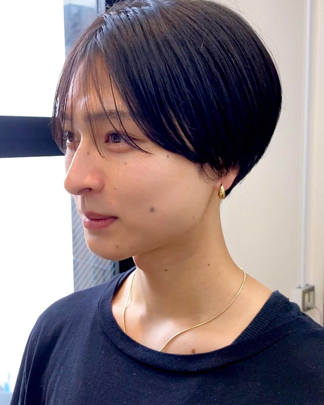 新納直のインスタグラム：「顔周りスッキリした。  ヘアメンテ　@konno_hairgram  美容鍼　@quinbelle_omotesando   美容鍼この投稿をみて予約すると通常18,000円のところ初回7,000円で受けられます！ 美容鍼と美容整体は初回36,000円のところ15,000円で受けれるみたいです。　おすすめです！  #ヘアスタイル  #マッシュ  #美容鍼  #hair」