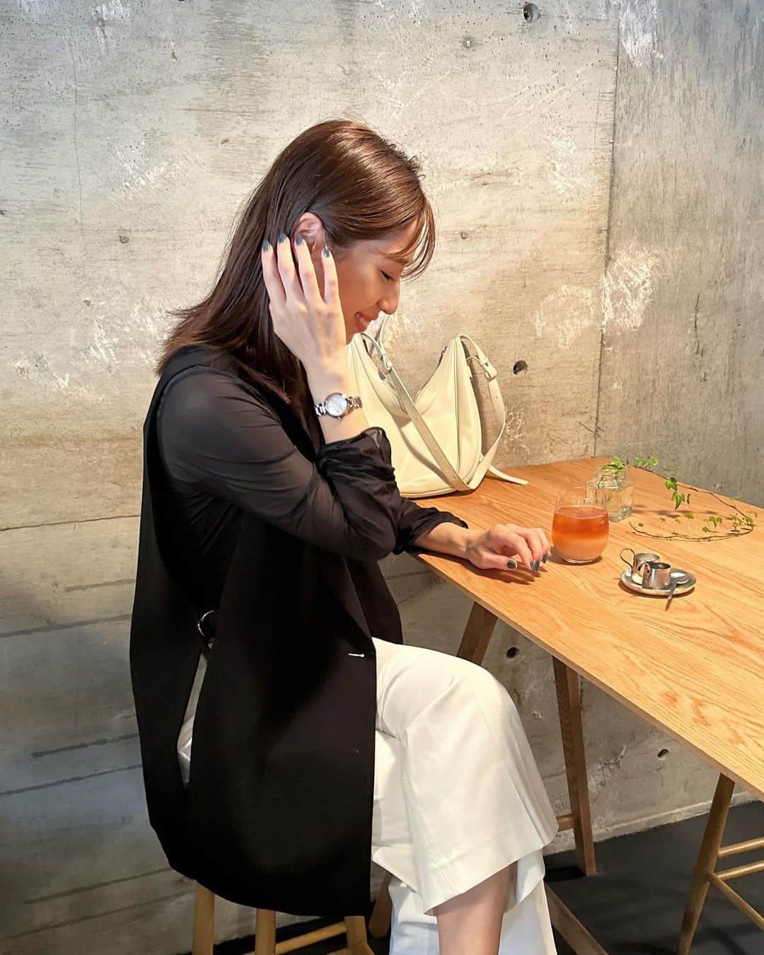 山田千尋さんのインスタグラム写真 - (山田千尋Instagram)「. サクラピンクが美しい @xc_citizenjp の腕時計。 近くでみると本当にうっとりする美しさ..✨ 肌なじみも良く、色んなカラーのアクセサリーとも 相性がいいのでとても使いやすいです☺️🌸  ちなみに私が着用しているのはクロスシーのmizu collection⌚️ この日は大人ファッションな気分だったので、 ブラックで時計を引き立たせつつ、 時計の雰囲気と合わせてパンツもホワイトカラーにしてみました  キズつきにくい加工が施されているので、いつまでも手元が華やぎ、 長く愛用ができるご褒美にぴったりの一本なので、 お誕生日にはこのくらい自分にご褒美してあげても いいかも？と思っちゃう❤︎❤︎  クロスシーの時計を店頭で試着した方へ先着で、 ステッカーのプレゼントもあるそうなのでそちらも 是非チェックしてみてください🥰✔︎  #pr#シチズン#citizenxc #ES9465-50W #サクラピンク#わたしのご褒美」6月30日 20時01分 - chihiro_511