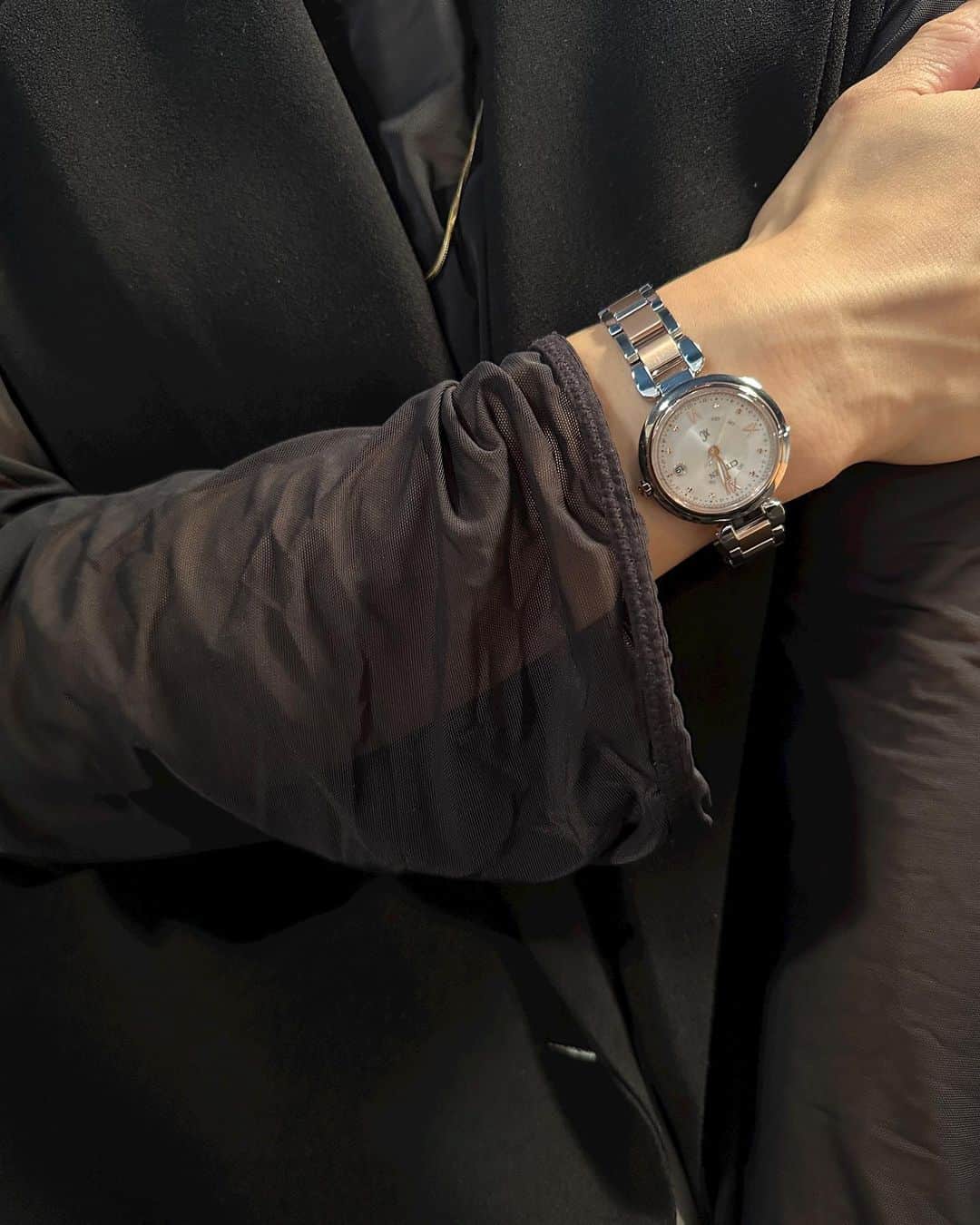 山田千尋さんのインスタグラム写真 - (山田千尋Instagram)「. サクラピンクが美しい @xc_citizenjp の腕時計。 近くでみると本当にうっとりする美しさ..✨ 肌なじみも良く、色んなカラーのアクセサリーとも 相性がいいのでとても使いやすいです☺️🌸  ちなみに私が着用しているのはクロスシーのmizu collection⌚️ この日は大人ファッションな気分だったので、 ブラックで時計を引き立たせつつ、 時計の雰囲気と合わせてパンツもホワイトカラーにしてみました  キズつきにくい加工が施されているので、いつまでも手元が華やぎ、 長く愛用ができるご褒美にぴったりの一本なので、 お誕生日にはこのくらい自分にご褒美してあげても いいかも？と思っちゃう❤︎❤︎  クロスシーの時計を店頭で試着した方へ先着で、 ステッカーのプレゼントもあるそうなのでそちらも 是非チェックしてみてください🥰✔︎  #pr#シチズン#citizenxc #ES9465-50W #サクラピンク#わたしのご褒美」6月30日 20時01分 - chihiro_511