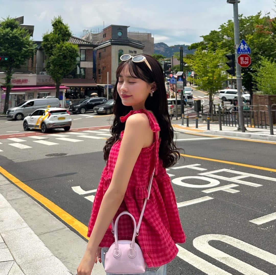 ユリナのインスタグラム：「夏服紹介🎀💞 sheinのアイテム着用してます❤ 【yurina07】 ⬆️クーポン使うと9/30まで、5,999円まで15%OFF、6,000円以上は20%OFFになるよ〜👶🏻✨  アイテムid 163094149  14698740  13442156  #sheinforall」