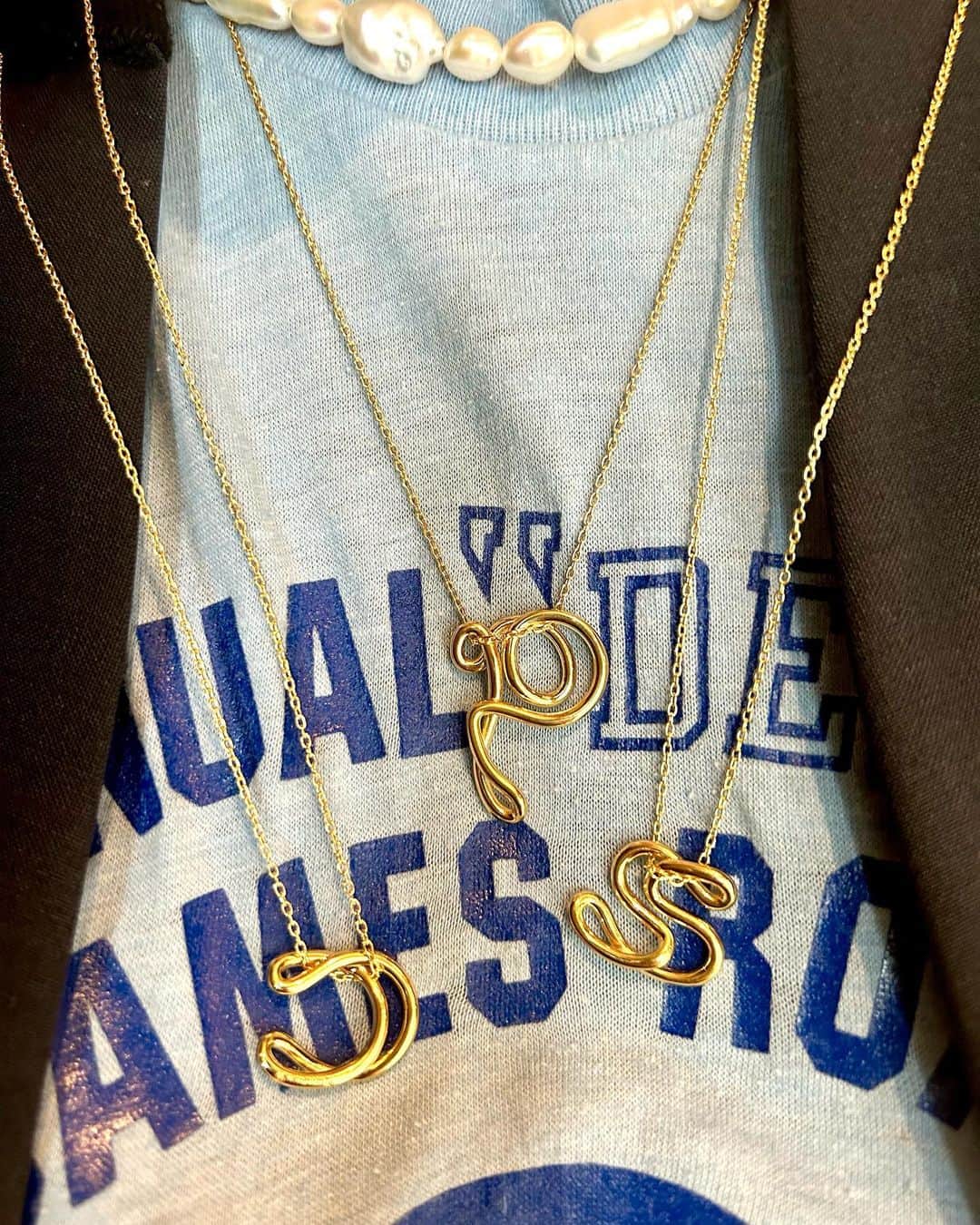 TOMORROWLAND 渋谷本店さんのインスタグラム写真 - (TOMORROWLAND 渋谷本店Instagram)「. ALPHAJEWELS IN ALPHACELL - 26 letters as 26 jewels A swirling collaboration between Charlotte CHESNAIS and M/M(Paris)  Charlotteがデザインした「double-C」から始まりました。文字でもなくロゴでもない、この作品をM/M(Paris)に見せたところ、すぐにインスパイアされ、アルファベットネックレスのコラボレーションが始まりました。  トゥモローランド 渋谷本店では、6月29日（木）から7月26日（水）までの期間中、『Charlotte CHESNAIS ALPHAJEWELS POP UP STORE』を開催いたします。   現在フランス・パリの直営店でのみ展開しているアルファベットネックレスを、アジア初としてローンチいたします。  ぜひこの機会に店頭にお越しくださいませ。  ALPHABET NECKLACE (gold) ¥70,070-  Charlotte Chesnais/ フランス・パリ発のアクセサリーブランド。 芸術的な彫像を彷彿とさせるアブストラクトなデザインと、バランスの取れたフォルムが特徴です。またジュエリーは、シルバー・ヴェルメイユ・18Kゴールドを用いながら、フランス屈指の職人によって1点ずつハンドメイドされています。  M/M(PARIS) / 1992年、Michael AmzalagとMathias Augustyniakによってアート&デザインスタジオとして設立されたM/M(Paris)は、長年にわたり高級ブランドや文化施設、ポップスター、現代アーティストなどのアイデンティティを幅広く制作してきました。タイポグラフィや写真、ドローイングといった精巧なビジュアル言語を駆使し、個性的かつ実験的でありがら、一貫したアプローチを共有し、横断的な分野で活動しています。  @charlottechesnais  @tomorrowland_womens  #charlottechesnais」6月30日 20時02分 - tomorrowland_shibuya