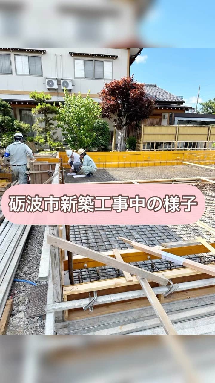 ミントゥの家のインスタグラム：「富山県砺波市の住まいと庭のリフォーム屋さん𖤣𖥧𖥣𖡡𖥧𖤣 株式会社ミズカミです　@mintou__home  ┈┈┈┈┈┈┈┈┈┈┈┈┈┈┈┈┈┈┈┈ 砺波市の新築工事中の様子です♪  先日工事が始まり着々と進んでいます^_^  完成が楽しみですね！！  ♦︎最新情報はHPにて随時更新♦︎  @mintou__home プロフィールリンクより  また、40代、50代の家づくりの情報をYouTubeミズカミちゃんねるでも発信していきます！  https://youtube.com/channel/UCyKZiAmm8lTqWsR9zZYpJvQ  HPよりYouTubeにアクセスできます。  是非チェックしてみて下さいね☺︎  ┈┈┈┈┈┈┈┈┈┈┈┈┈┈┈┈┈┈┈┈   #株式会社ミズカミ #ミズカミ #富山 #砺波市 #南砺市 #小矢部市 #高岡市 #砺波リフォーム#南砺リフォーム #小矢部リフォーム #高岡リフォーム #新築 #リフォーム #リノベーション #家づくり #自然素材の家 #新築一戸建て #マイホーム #新居 #住宅会社 #戸建て #」