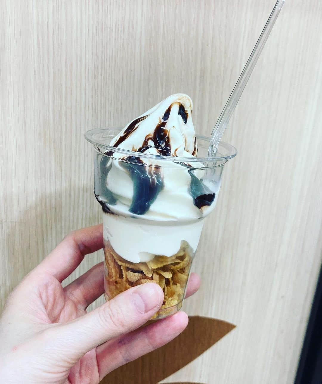 大迫深雪のインスタグラム：「1番好きなお店のソフトクリーム。  #ソフトクリーム #チョコソース」