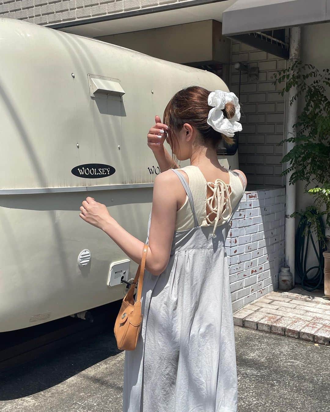 のインスタグラム：「約1ヶ月前に打った肩ボトックスのおかげで 長年の悩みだった慢性的な肩こりが気にならなくなったのが本当に嬉しい🥹 もこっと厚みが出てしまっていた筋肉も改善したから 首肩周りのラインもだいぶすっきりして、見た目にも効果が出てきた ⁺˳✧༚ いいことだらけ🫶🏼もっと早くやればよかったなあ  肩ボト、わたしの周りでも気になっていた友だちが多かったみたいで 誰かに会うたび どうだったかを聞かれるんだけど みんなにおすすめしている〜  担当していただいたのは 東京中央美容外科 世田谷院 古賀愛子先生 @tcb_koga @tcbsetagaya   #東京中央美容外科#東京#世田谷#美容整形 #肩ボトックス」