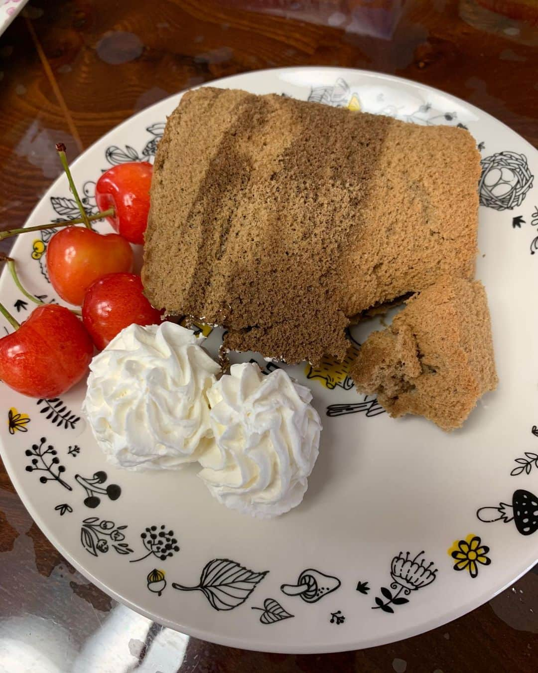 天童よしみのインスタグラム：「シフォンケーキです 山形のサクランボ🍒添えて 生クリームで　頂きます  #オリジナルサクランボ🍒シフォンケーキ #甘い香り#素敵な時間#母と一緒に #おんなケーキじかん」