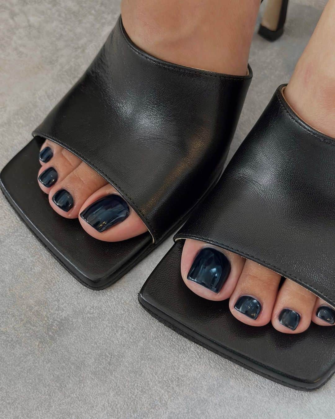 松山かなこのインスタグラム：「ブラックとネイビー混ぜたお気に入りの色💙🖤  #nail #nails #footnail #pedicure #naildesign」