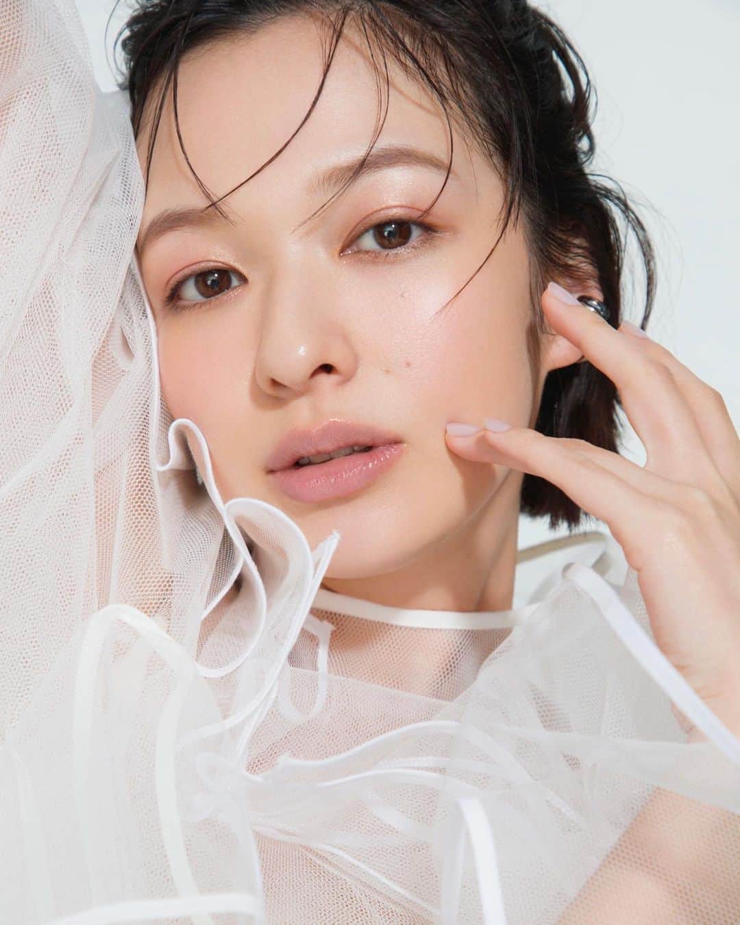 菊地泰久のインスタグラム：「@official_mori_erika  @maquia.magazine  @yukarihayashi  @menkooo  @yasuhisa_kikuchi   #森絵梨佳 #maquia #菊地泰久 #yasuhisakikuchi #beauty #makeup #fashion #portrait #jewelry #gravure #shooting #photography #photographer #model #studio」