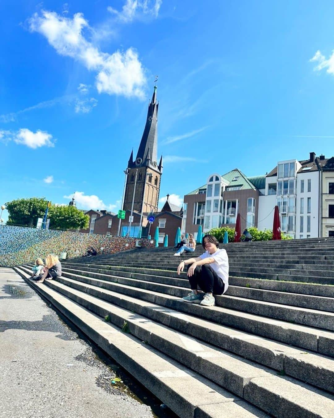 RAM RIDERさんのインスタグラム写真 - (RAM RIDERInstagram)「Ich bin früh aufgestanden und habe zum ersten Mal seit Langem wieder einen Spaziergang durch die Düsseldorfer Innenstadt gemacht.  Eine Stadt, die ich wirklich liebe.  Ich möchte hier leben.  Das Wetter war gut.   Letzte Show heute um 18:30 Uhr auf der Dokomi-Hauptbühne.  Ich werde gleich an der Eröffnungsfeier teilnehmen.  #RAMRIDER #KARIN #Düsseldorf  Auftritt: FR, 18:30 (Black Stage) Signierstunde: SA, 16:00 (Halle 3, Tisch 1) SO, 12:00 (Halle 3, Tisch 1) #dokomi #dokomi2023」6月30日 20時13分 - ramrider