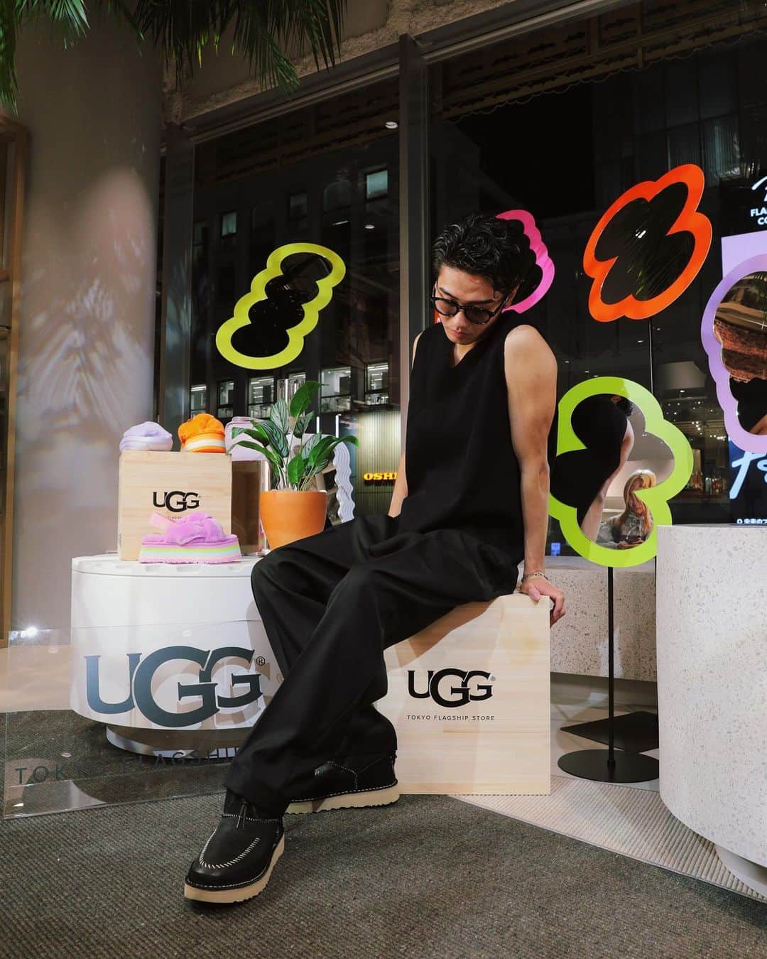鈴々木響のインスタグラム：「UGG  2023年7月1日に、アジア初となる旗艦店「UGG® TOKYO FLAGSHIP STORE」が原宿にオープンするので、一足先に遊びに行ってきました🥾🔥  このストアは、べビー、キッズ、レディース、メンズ、オールジェンダー対応商品が揃い、アパレルや小物の展開も含めたライフスタイルブランドとしてのUGG®の幅広いラインナップの商品が購入できるので、皆さんも是非行ってみてくださいね✌🏻🌿  @uggjapan   #UGG原宿」