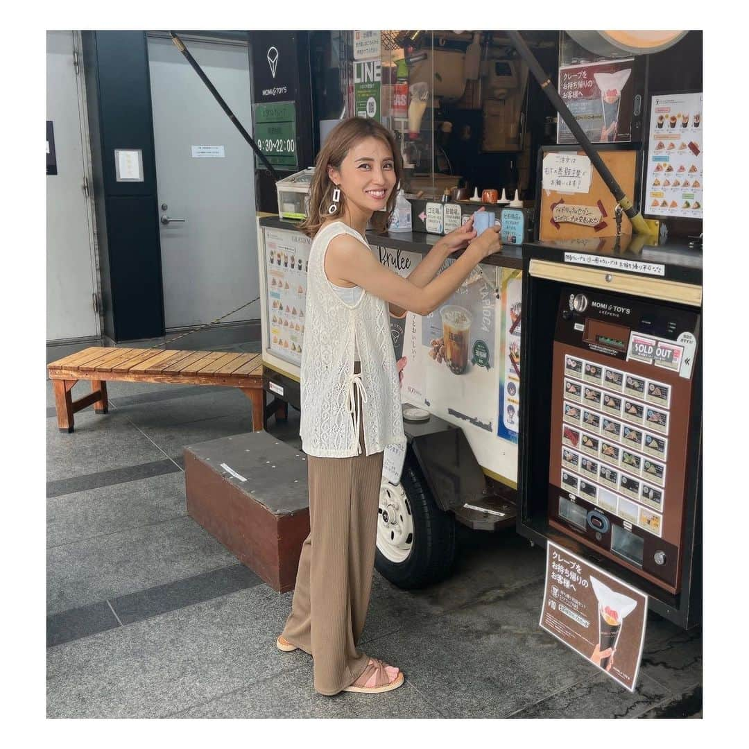 原口恵美のインスタグラム：「買い出し中の一息タイム☕️ コーヒーだけのつもりがクレープも ちゃっかり買った日🧁  蒸し暑かったので羽織りなしでちょうど良かった♪  ☑︎ クロシェタンクトップ @sandlessmoon   #ママ #ママコーデ #子どものいる暮らし #四兄弟 #四兄弟の母 #sandlessmoon  #夏 #早く梅雨明けて  #タンクトップ」