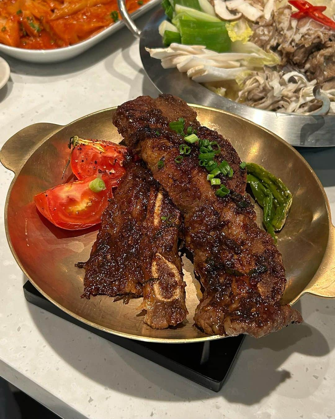 ディニさんのインスタグラム写真 - (ディニInstagram)「무물에 맛집 공유 원하시는분들이 많아서 오랜만에 또 해보께요. 🧚🏼‍♀️ ㅤ 불낙전골하고 LA갈비가 말도 안되게 맛있는 집이거든요... 🍲 그리고 토마토 김치찜은 꼭 한번만 드셔주세요.. 뭔가 읭? 싶은데 밥 한공기 바로 더 추가 가능. 🍅 무엇보다 솥밥으로 나와서 말모... 🍚🩶 ㅤㅤ + 오늘 저녁은 사우나와서 아턴티! 🍠 요즘같이 꿉꿉하다 못해 어항같은 날씨엔 2포 찐- 하게 타서 얼음띄워 먹음 여기가 천귝.... 세상 개운하고 맛까지있어버려요. 🧊🤎 그냥 물 마실때 하나씩 타기만 해주면 그걸루 관리 끝! 리턴이와 올 여름 함께해요🤗 ㅤ」6月30日 20時25分 - keemdani