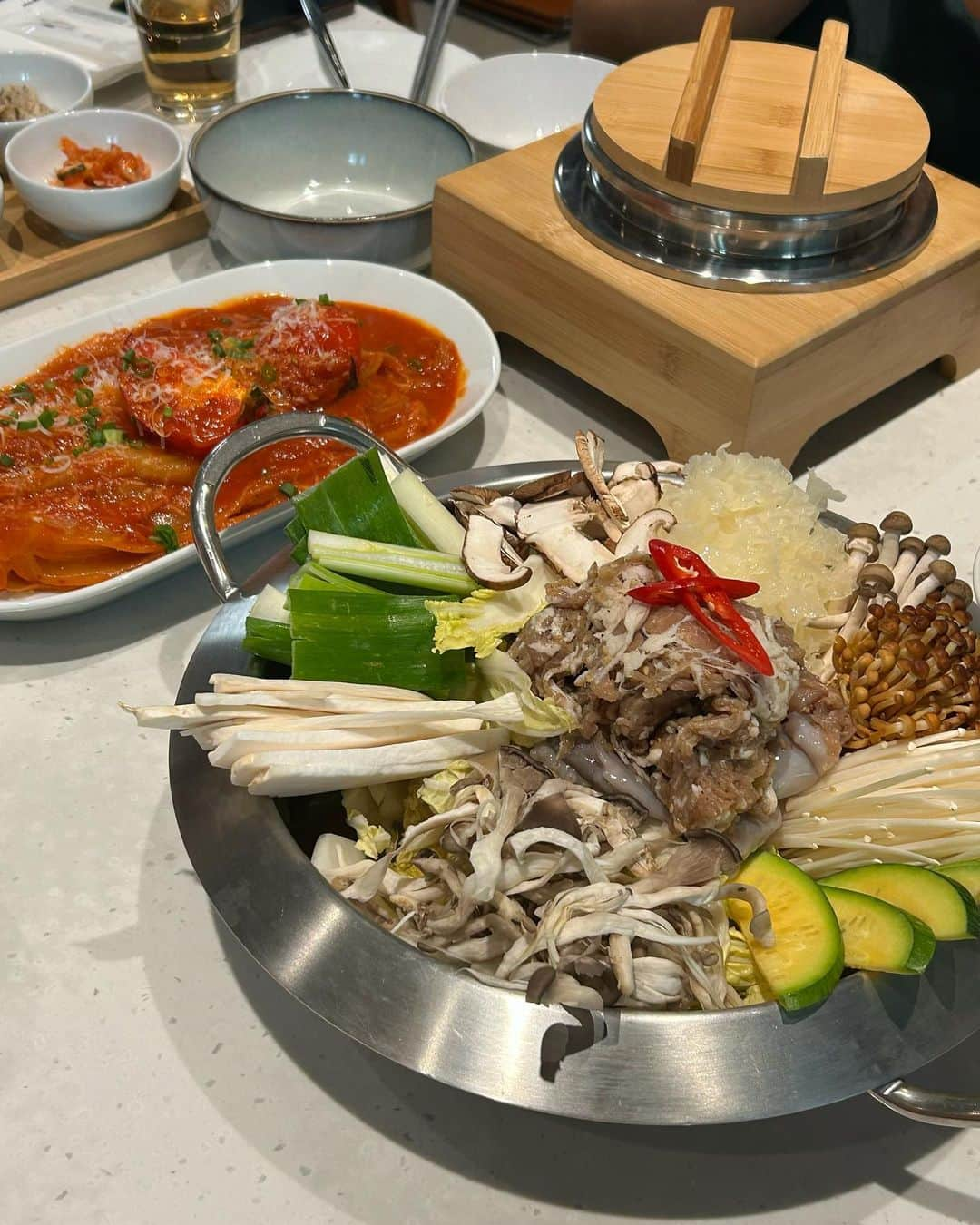 ディニさんのインスタグラム写真 - (ディニInstagram)「무물에 맛집 공유 원하시는분들이 많아서 오랜만에 또 해보께요. 🧚🏼‍♀️ ㅤ 불낙전골하고 LA갈비가 말도 안되게 맛있는 집이거든요... 🍲 그리고 토마토 김치찜은 꼭 한번만 드셔주세요.. 뭔가 읭? 싶은데 밥 한공기 바로 더 추가 가능. 🍅 무엇보다 솥밥으로 나와서 말모... 🍚🩶 ㅤㅤ + 오늘 저녁은 사우나와서 아턴티! 🍠 요즘같이 꿉꿉하다 못해 어항같은 날씨엔 2포 찐- 하게 타서 얼음띄워 먹음 여기가 천귝.... 세상 개운하고 맛까지있어버려요. 🧊🤎 그냥 물 마실때 하나씩 타기만 해주면 그걸루 관리 끝! 리턴이와 올 여름 함께해요🤗 ㅤ」6月30日 20時25分 - keemdani