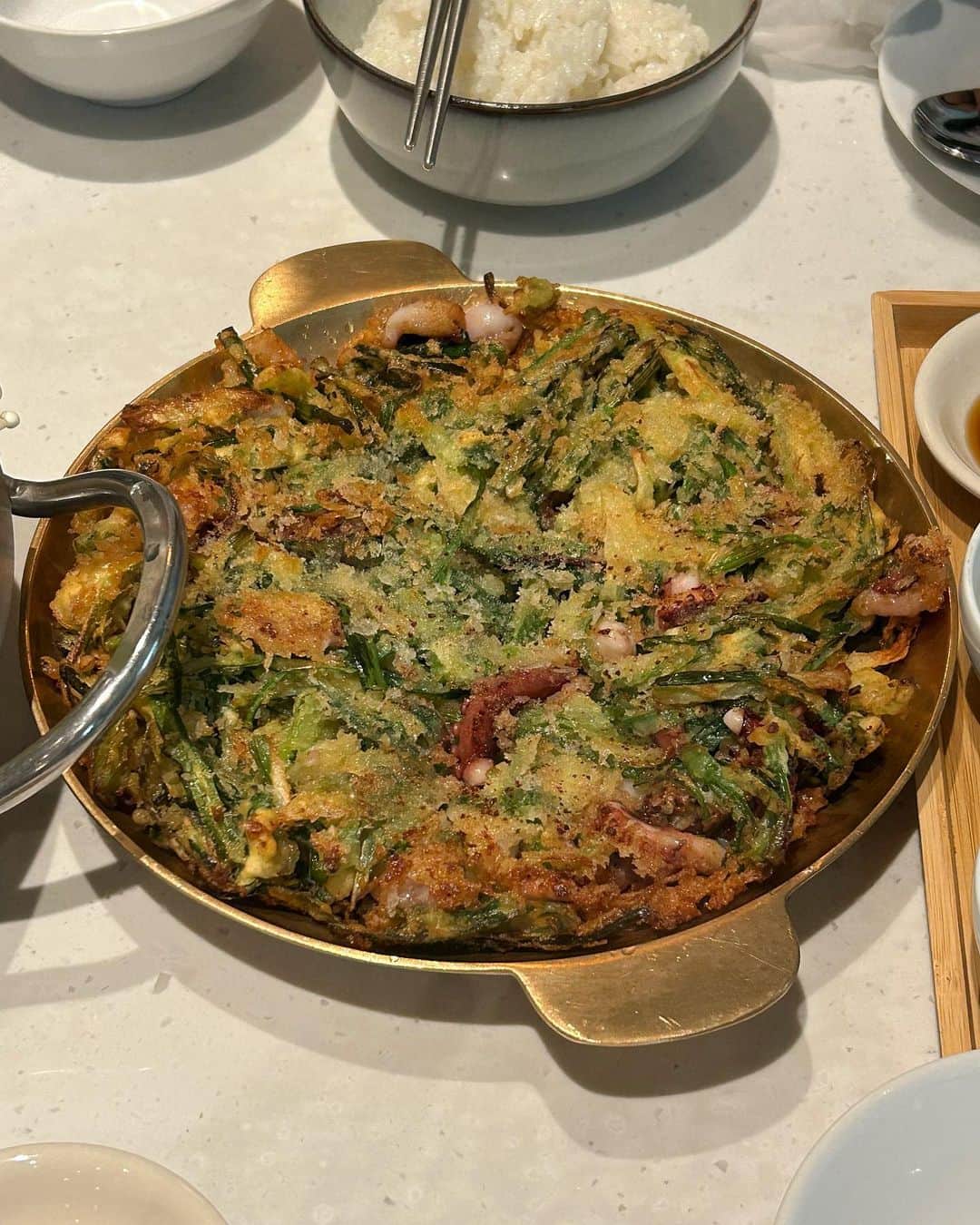 ディニさんのインスタグラム写真 - (ディニInstagram)「무물에 맛집 공유 원하시는분들이 많아서 오랜만에 또 해보께요. 🧚🏼‍♀️ ㅤ 불낙전골하고 LA갈비가 말도 안되게 맛있는 집이거든요... 🍲 그리고 토마토 김치찜은 꼭 한번만 드셔주세요.. 뭔가 읭? 싶은데 밥 한공기 바로 더 추가 가능. 🍅 무엇보다 솥밥으로 나와서 말모... 🍚🩶 ㅤㅤ + 오늘 저녁은 사우나와서 아턴티! 🍠 요즘같이 꿉꿉하다 못해 어항같은 날씨엔 2포 찐- 하게 타서 얼음띄워 먹음 여기가 천귝.... 세상 개운하고 맛까지있어버려요. 🧊🤎 그냥 물 마실때 하나씩 타기만 해주면 그걸루 관리 끝! 리턴이와 올 여름 함께해요🤗 ㅤ」6月30日 20時25分 - keemdani