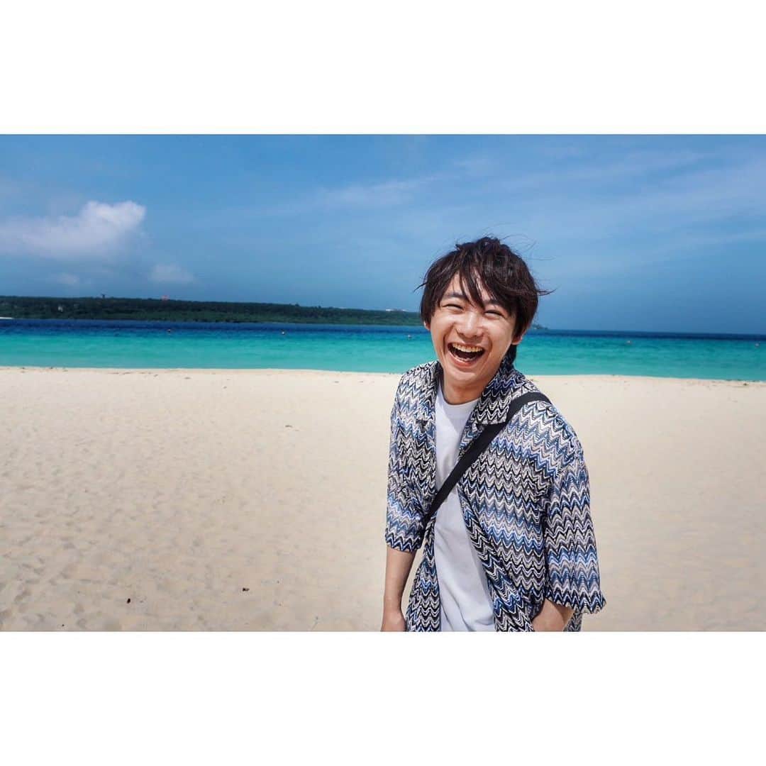 須賀健太のインスタグラム：「【お知らせ】 あした7月1日あさ8時〜放送の、 ABCテレビ・テレビ朝日系列 『朝だ！生です旅サラダ』に出演します！  "宮古島"を旅しました！ めちゃくちゃ楽しかった… こんなご褒美仕事あっていいの？😳 景色もご飯も、人にも恵まれた旅でした！お楽しみに☺️  #旅サラダ #宮古島 #伊良部島」