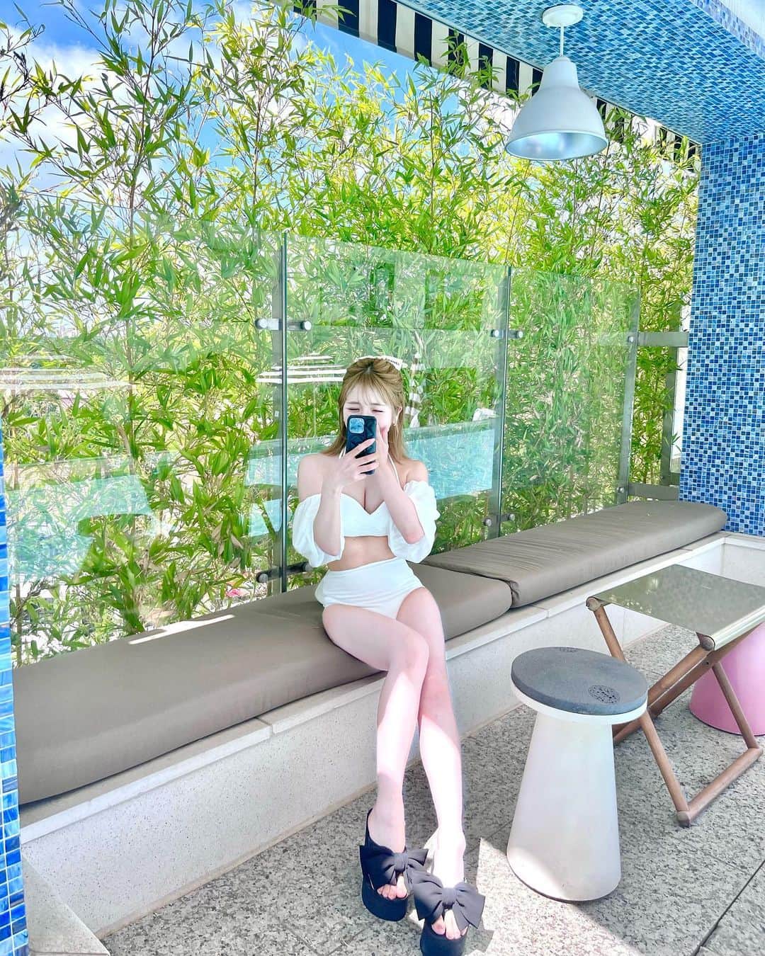 エリンコさんのインスタグラム写真 - (エリンコInstagram)「🐬💙 . ホテルのプールで、満喫🥳 お天気も良くて気持ちよかった💓 . 今年の1個目の水着はいっちゃんのブランド @dinoble_official の水着👙💫 . お袖が取れたりボトムも２種類あって とっても可愛いくて映えるっ🤍 . #韓国 #韓国プール #韓国プール付きホテル #韓国旅行 #korea #水着 #水着女子 #水着コーデ #东京 #时尚潮流 #可爱的 #えりんコーデ #えりんこヘアアレンジ #韓国ホテル #mondrianhotel #えりんこ韓国」6月30日 20時17分 - erinko0315