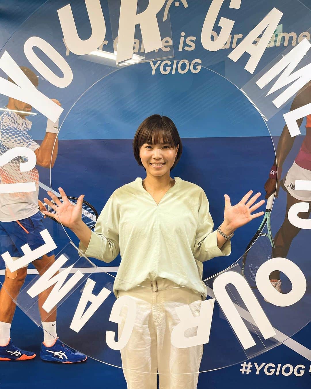 尾崎里紗のインスタグラム：「HEAD様の新製品展示会に行ってきました！ ⁡ またまたかっこいいラケットが発表されてましたので、皆さんお楽しみに✨ ⁡ 入り口入ってすぐのフォトスポットで📸 ⁡  @head.japan.official  ⁡ ⁡」