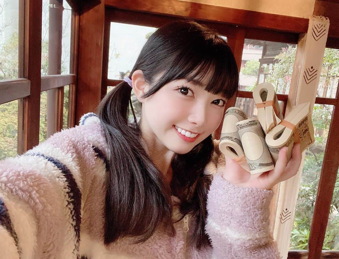  小浜桃奈さんのインスタグラム写真 - ( 小浜桃奈Instagram)「🎬 映画〔札束と温泉〕 本日6月30日公開しました🌺✨  そして明日は舞台挨拶です！ 皆さんにお会いできるのを楽しみにしています‎🤍  私の初映画！！沢山の方に見て頂けますように♨️」6月30日 20時19分 - momona_kohama