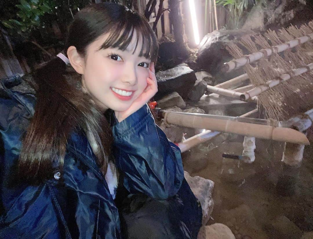  小浜桃奈さんのインスタグラム写真 - ( 小浜桃奈Instagram)「🎬 映画〔札束と温泉〕 本日6月30日公開しました🌺✨  そして明日は舞台挨拶です！ 皆さんにお会いできるのを楽しみにしています‎🤍  私の初映画！！沢山の方に見て頂けますように♨️」6月30日 20時19分 - momona_kohama