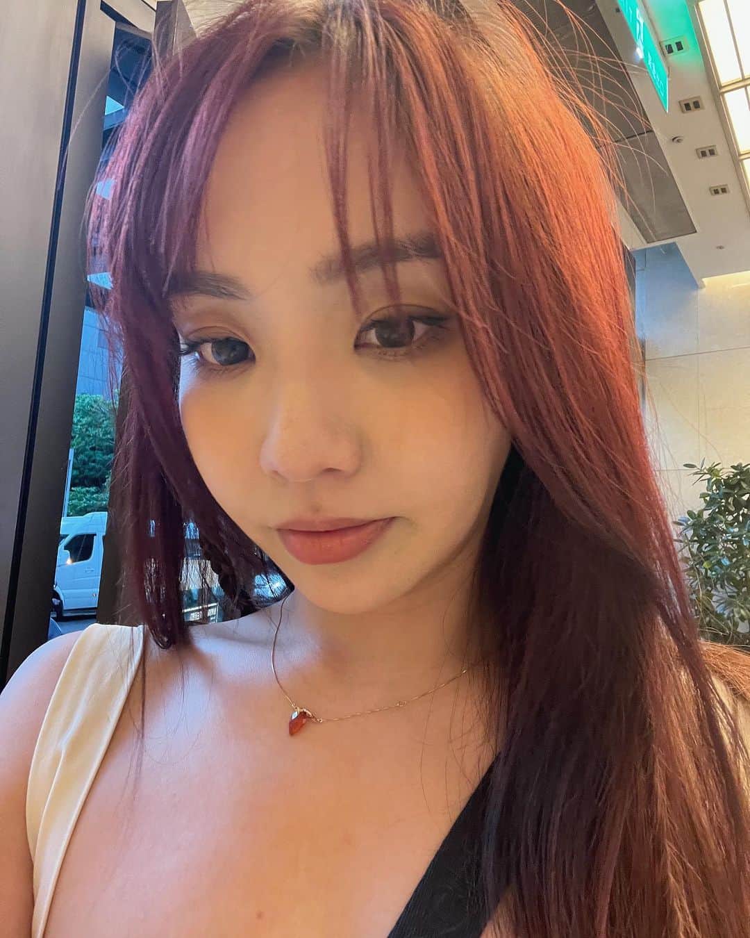 Kimberley Chenのインスタグラム：「Happy vegan me 🥰🌱❤️🧚🏻‍♀️🍄  吃了14年的素食，一直都覺得吃 全素 不太可能。不知道是因為之前太愛吃義大利料理的起司，或者愛吃甜點的我。我記得去年很多人問我，新的一年想做什麼？我就回答，想要為了自己做一件事，當時還不知道自己在說什麼，但就有一個感覺想要有改變。結果，感謝網路，網路帶給我的可能性跟機會，讓我發現我們放什麼近我們的嘴巴真的真的很重要。當然我最初是因為我愛動物，但後來發現我也是真的很愛這個地球，也很關懷和愛所有的 living beings。希望可以對這個地球更好❤️🌱🍄 不吃蛋奶類的食品真的會省很多水，很多的資源，加上可以讓地球上的媽媽們（雞媽媽，牛媽媽，羊媽媽等等）過的更平安。雖然我只是一個人，但是我相信我們可以一起做更多更好的事 🥹🌞🤭 希望每次吃飯的時候大家可以想一下，這樣對我的身體好嗎～ 對我們的世界好嗎，我覺得很值得被考慮跟討論 ☺️ 也謝謝大家不批評我，也願意聽我的分享 ❤️ yay vegans 🥑   Some interesting facts ❤️ Every time you choose to not have a meat meal you save over 9000 liters of water!  Every day you’re vegan you get to save one animals life ❤️🥰🙏🏻 20 pounds of co2, 30 square feet of forested land and 45 pounds of grain 🌱🍄 Heart disease is our number one killer 🥺 cancer is second 🥺   Oh and btw 我發現全素的起司和奶油，and omg 超級超級超級好吃🥰🥰🥰🥰🥰🥰🥹」