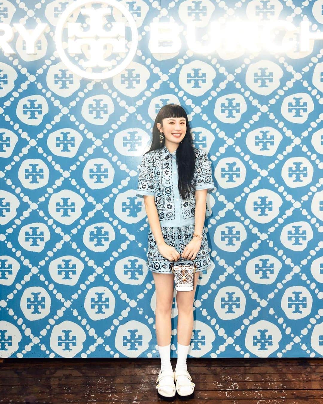 ウェイ・ルーシュエンのインスタグラム：「6年沒有來上海，謝謝Tory burch的邀請，在雨天唱歌給大家聽，浪漫的～ 下次見！   #唤醒夏日多巴胺 #ToryBurch @toryburch   化妝：@houyiju0208 髮型：@plants_rick @zoomhairstyling   #我唱完歌大流汗_瀏海變成條碼 #還是美的 🩵」