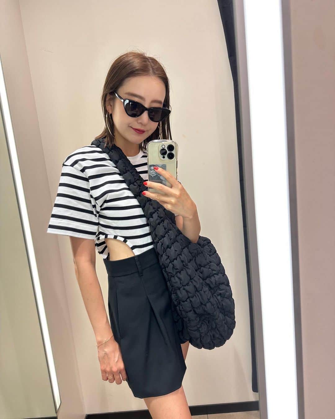 西村彩香さんのインスタグラム写真 - (西村彩香Instagram)「.  アホ毛どうにかしてってゆーはなし🙃  このボーダー T サイドが違う位置でパックリ🫶  韓国の街でみんな持ってた @cosstores のBAG🖤 (みんな持ってるって言ったら みんなって誰か言ってみ？ て言われてた子供の頃思い出す🤫)」6月30日 20時23分 - leimoni_n