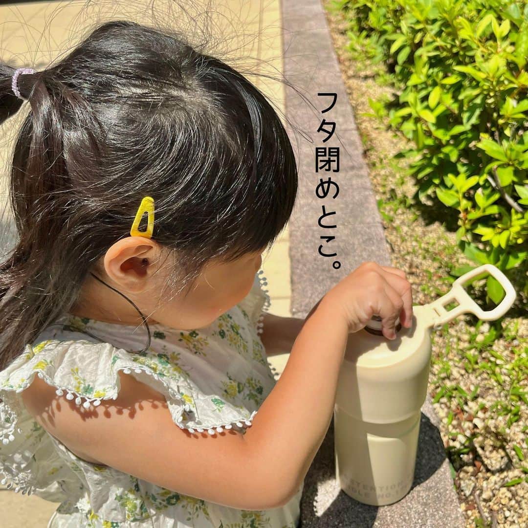 makikoさんのインスタグラム写真 - (makikoInstagram)「❤︎ 昨年から気になってたペットボトルホルダー、今年ついにゲットしたんやけど…🫶🏻  コレほんまに便利やね❣️🤩 水筒と違って毎回洗う必要もないし（コレが何より助かる🤣）、 ペットボトルってぬるくなるの当たり前って思ってたけど、コレに入れたらちゃんと冷たさキープできて感動🥹💕  @lakole_official のペットボトルホルダー、デザイン可愛いし🥰 500ml〜650mlまで対応してるから大体のものいける👌🏻✨  夏のお出かけの概念変わるよ☝🏻😂  #LAKOLE #ラコレ #あたりまえを素敵に #ペットボトルホルダー #pr」6月30日 20時24分 - batako93