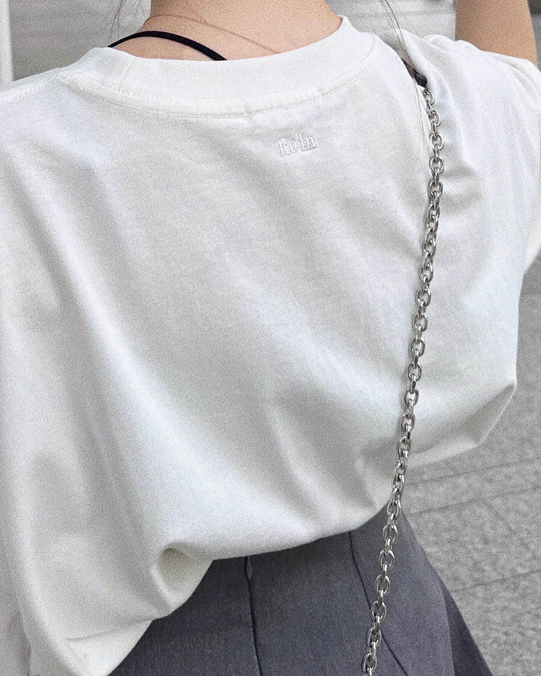 natsumiさんのインスタグラム写真 - (natsumiInstagram)「夏はやっぱりTシャツ👊🏻 ˎˊ˗ ㅤㅤㅤㅤㅤㅤㅤㅤㅤㅤㅤㅤㅤ @roin_official の男女兼用のTシャツは ビックTになっているので 女の子はワンピース風にも着てもらえるしスカートに インしてもアウトしても かわいいのが魅力〜♩ ㅤㅤㅤㅤㅤㅤㅤㅤㅤㅤㅤㅤㅤㅤㅤㅤㅤㅤㅤㅤㅤㅤㅤㅤㅤㅤ ロゴはあえて後ろにしてるから さりげない感じもすき♡ ㅤㅤㅤㅤㅤㅤㅤㅤㅤㅤㅤㅤㅤ カップルさんでもぜひペアルックでも👧🏻👦🏻⸝⋆ ㅤㅤㅤㅤㅤㅤㅤㅤㅤㅤㅤㅤㅤ ㅤㅤㅤㅤㅤㅤㅤㅤㅤㅤㅤㅤㅤ ㅤㅤㅤㅤㅤㅤㅤㅤㅤㅤㅤㅤㅤ #ootd #code #roin #ロワン #tシャツコーデ #ユニセックス #ユニセックスコーデ #メンズライク #男女兼用 #grl購入品 #グレイル」6月30日 20時27分 - iskw_ntm