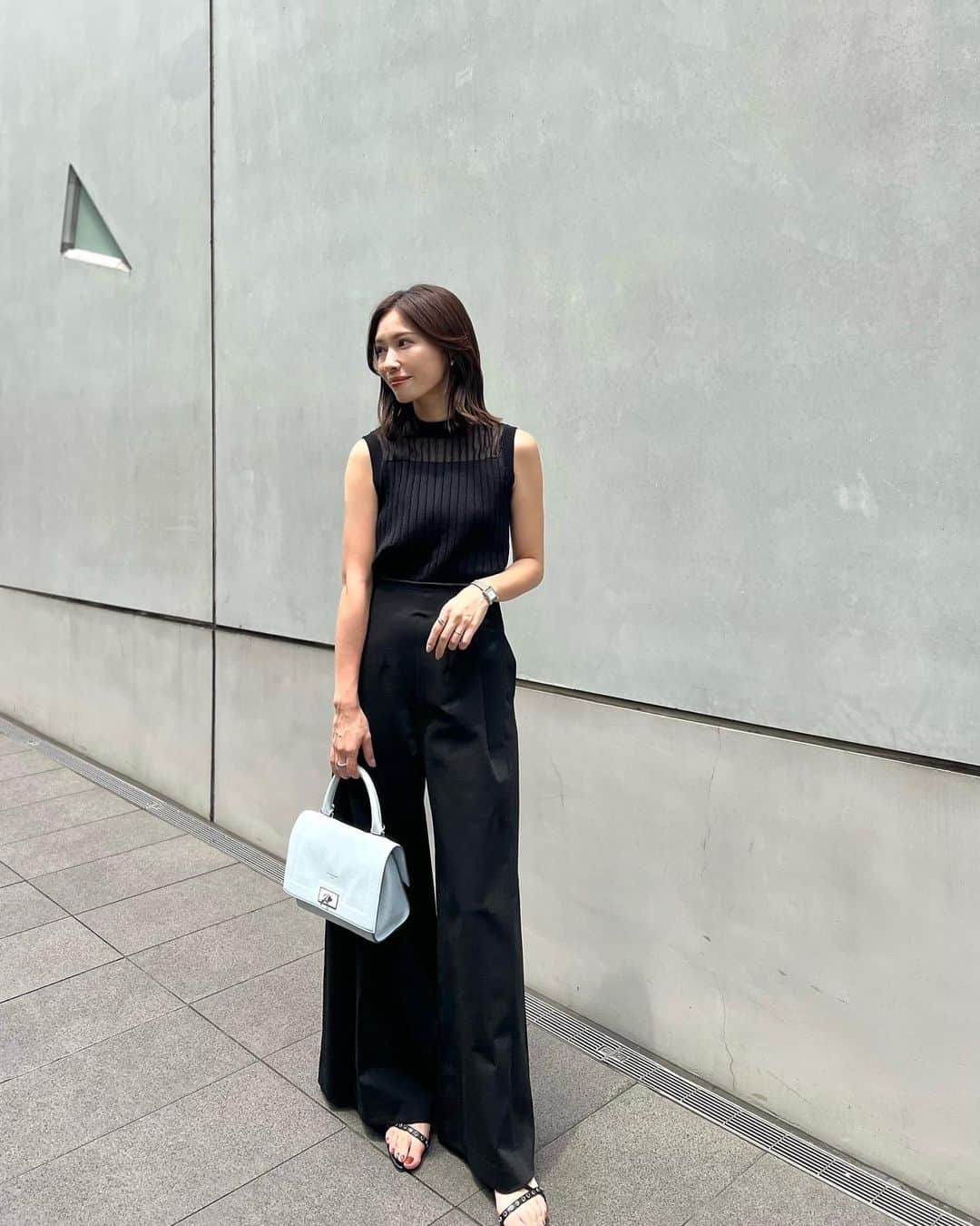 石黒美帆のインスタグラム：「. 白黒ばかりなので もうまとめて‥🐼🖤 ⁡ ⁡ ⁡ #ファッション#夏服#夏服コーデ#きれいめコーデ#モノトーンコーデ#ブラックコーデ#シンプルコーデ#アラサーコーデ#30代コーデ#elendeek#lephil#エレンディーク#ルフィル」