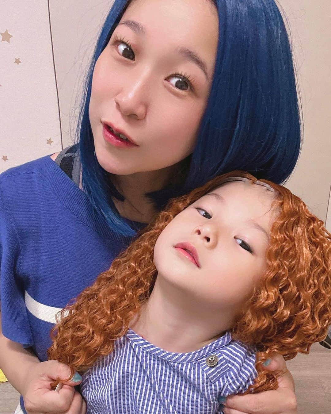 世手子さんのインスタグラム写真 - (世手子Instagram)「My son became like a guitarist🎸🎸🎸 Wig Makeover Challenge Before vs After🤣🤣🤣 Do you suit me? @shein_japan  @sheinofficial  ウィッグ メークオーバー チャレンジ 着用前 vs 着用後😆😆😆 寿司太郎がギタリストみたいになったw フルメイクでウィッグ キャップをかぶるのが楽しみ(*^◯^*)   🎸 13*6*1 T-Part Lace Long Curly Synthetic Wig	 🆔 13247513 息子のはこのロング✨ 意外と似合っててびっくり‼️ 本人もウィッグ楽しいと喜んでました( ͡° ͜ʖ ͡°)  🎹 13*4*1 T-Part Lace Short Straight Synthetic Wig 🆔 12718048 ピアノに合う色を選んでみたよ(*☻-☻*)  ちょっと、これもう #親子ユニット #親子バンド ？かな？www #バンド名 は "寿司世手子"😂😂😂😂😂😂  🌟クーポン 🎈Coupon Code：wigrojide  9/30まで❣️ お買い上げ金額1～5,999円までは15%OFF、6000円以上は20%OFFになるよ💖  #sheinwigs #wigs #SHEINforAll #sheinbeauty #sheinhaul #makeover #SHEIN #wighaul #wigreview #クーポンコード #クーポン情報  #クーポン配布中  #シーインクーポン  #ドタバタ育児  #二児のママ  #2児育児 #赤ちゃんのいる暮らし  #3歳男の子 #3歳差育児  #二児の母 #二児ママ  #ママシンガー  #二児育児 #2児ママ #2児のママ #赤ちゃんのいる生活 #ad」6月30日 20時35分 - rojide