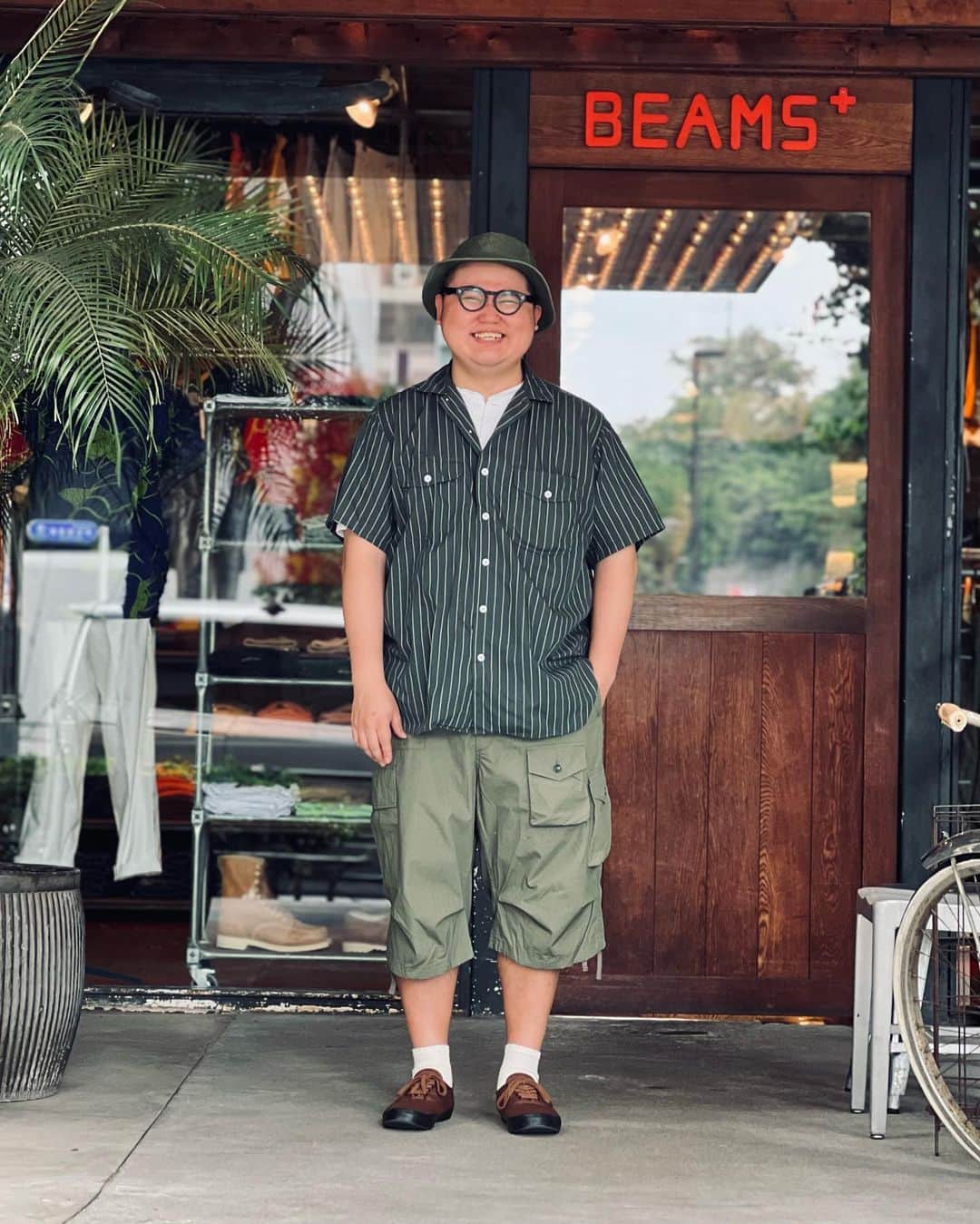 BEAMS+さんのインスタグラム写真 - (BEAMS+Instagram)「・ BEAMS PLUS STYLING.  < ENGINEERED GARMENTS> ×＜BEAMS PLUS＞ BDU 3/4 Shorts OLIVE POPLIN  The "Jungle Fatigue Pants" were custom-designed by "ENGINEERED GARMENTS" designer Daiki Suzuki and sold out in the blink of an eye during the 22SS season. The pocket work and 3/4 length are reminiscent of the story of that time. This season, the pants are available in three materials: olive cotton poplin, ripstop navy, and military denim, which was very popular in the previous season.  ------------------------------------- . 22SSシーズンに瞬く間に完売を博した〈ENGINEERED GARMENTS〉デザイナー鈴木大器氏によってカスタムデザインされた『ジャングルファティーグパンツ』。 当時のストーリーを彷彿とさせるポケットワークと3/4レングスが魅力。 今シーズンは、コットンポプリンを採用したオリーブ、リップストップのネイビーに加え、前回人気の高かったミリタリーデニムの計3素材を展開。  #beams #beamsplus #beamsplusharajuku  #harajuku #mensfashion #mensstyle #stylepoln #menswear #engineeredgarments #bdu #shorts」6月30日 20時30分 - beams_plus_harajuku