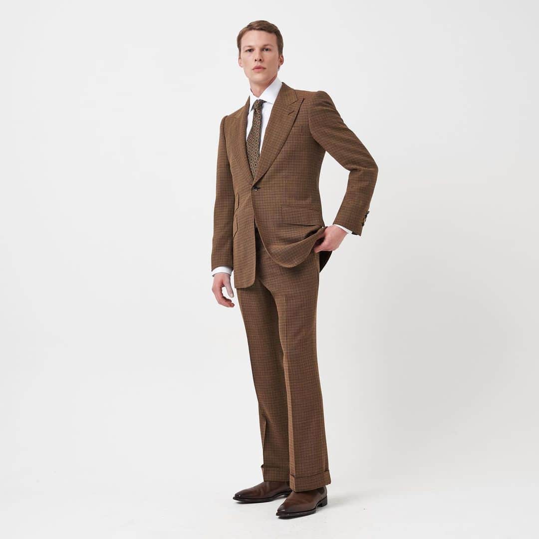 エドワード セクストンさんのインスタグラム写真 - (エドワード セクストンInstagram)「The versatile nature of our Bronze Geometric Jacket and Parallel Trousers means they work harmoniously together as a suit, as well as separates. The choice, therefore, is all yours.   #edwardsexton #tailoring #london #savilerow #ss23 #summersuit #menswear #sartorial」6月30日 20時30分 - edwardsexton