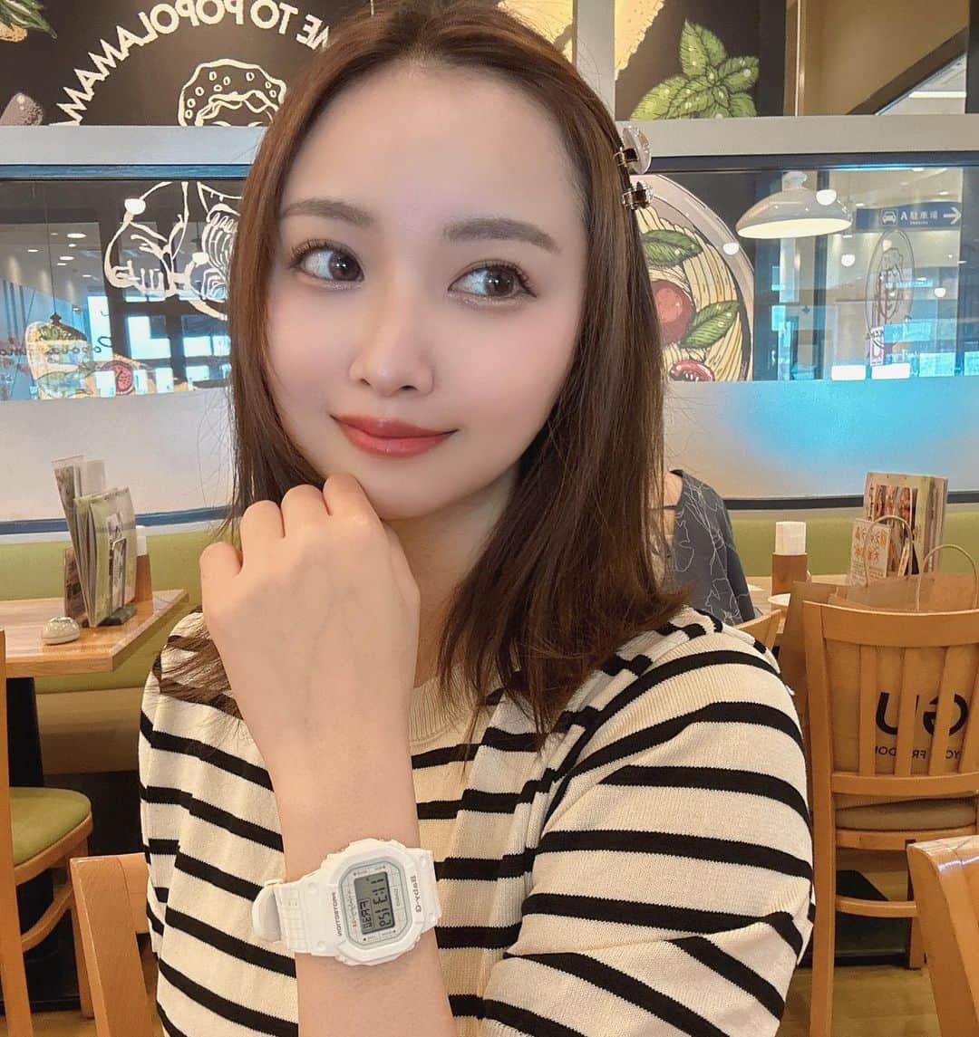 川井優沙のインスタグラム：「#gshock  #⌚️  . 夫がお仕事でお世話になってる方から お祝いでペアの腕時計を頂きました⌚️🤍⌚️ 早速着用してランチに！ありがとうございます😊 . #腕時計  #お祝い  #ありがとうございます  #感謝カンゲキ雨嵐  #casio  #baby_g」