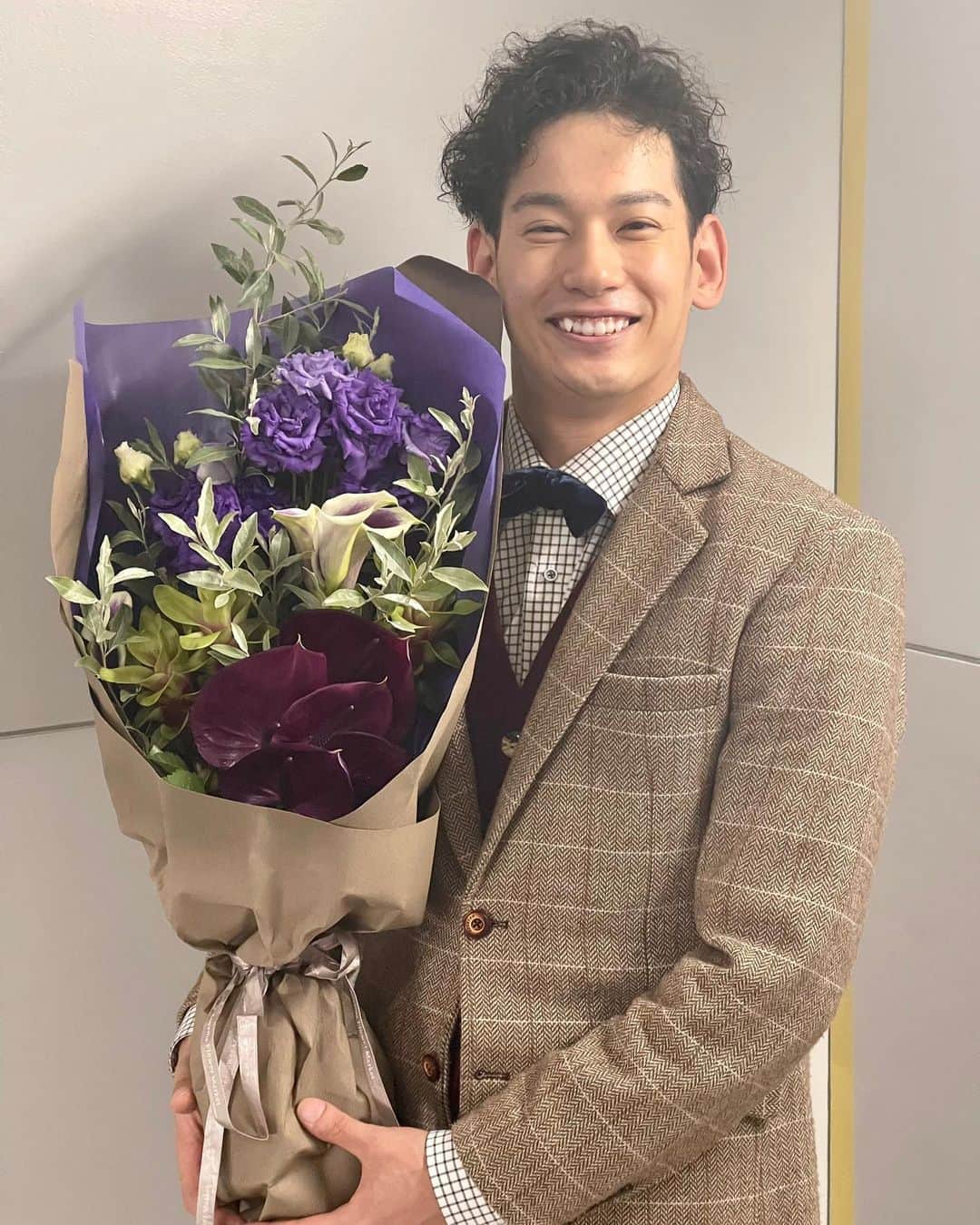 吉田健悟さんのインスタグラム写真 - (吉田健悟Instagram)「舞台 「ハリーポッターと呪いの子」 本日を以て卒業しました。 　 本当のプロが集った舞台でした。 どんなシーンでも全身全霊で飛び込む。エハラさんも仰ってました。「とにかく僕ら凡人は足掻くだけです。」と。その通りだなと。自分にできる事もそれだけでした。間違いなく自分の財産になる舞台です。 　  全ての人に感謝したい。そんな半年間ありがとうございました。 累計90ステ近く、舞台に立つことができました。 　 　 座長の石丸幹二さんに「キミのあそこの芝居は面白いんだよ。この人面白いよぉ。」と言って頂けた事は宝物です。 　 　 　 また別の作品で皆様にお会いできる時を楽しみに、俳優 吉田健悟を磨き続けます。　 　 　 公演期間中も歯のメンテナンスをして下さった @teethart4618 様、身体のメンテナンスをして下さった@lafuse_0807 様にも最大限の感謝を。 　 　 ラブ・スリザリン🐍 　 #吉田健悟 #舞台ハリポタ」6月30日 20時42分 - kennenperm