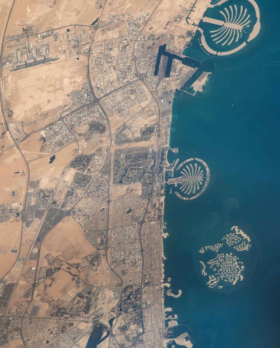 のインスタグラム：「#Dubai from the Space #دبي من الفضاء」