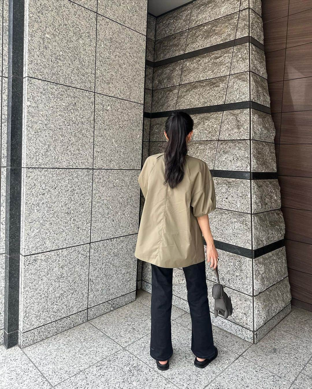 鈴木詩織さんのインスタグラム写真 - (鈴木詩織Instagram)「久しぶりにカーキ着たけどやっぱり好きだっ🤍  アニヤのワンコの色ともぴったりでした🐶✨ ブラウスはヒップラインがすっぽり隠れるから体型カバーにばっちりで助かります🫶🏻  お家で洗えるイージーケアなのも🙆🏻‍♀️  ⁡  #shiorin_styling#anyahindmarch#newans#アニヤハインドマーチ#ハッシュニュアンス」6月30日 20時36分 - shiorin0802suzuki