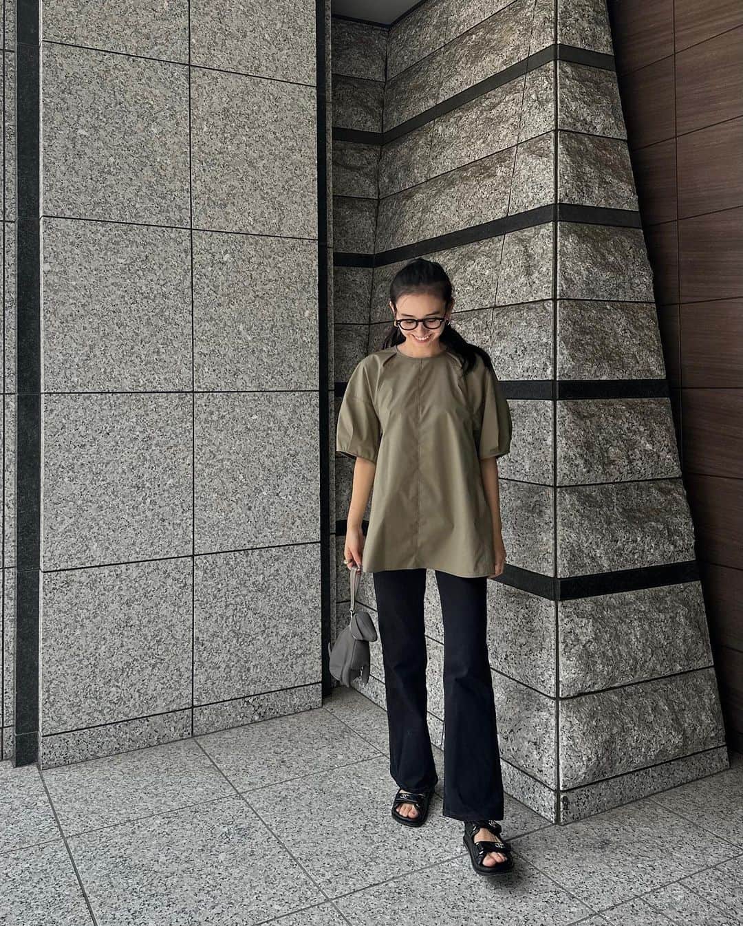 鈴木詩織のインスタグラム：「久しぶりにカーキ着たけどやっぱり好きだっ🤍  アニヤのワンコの色ともぴったりでした🐶✨ ブラウスはヒップラインがすっぽり隠れるから体型カバーにばっちりで助かります🫶🏻  お家で洗えるイージーケアなのも🙆🏻‍♀️  ⁡  #shiorin_styling#anyahindmarch#newans#アニヤハインドマーチ#ハッシュニュアンス」