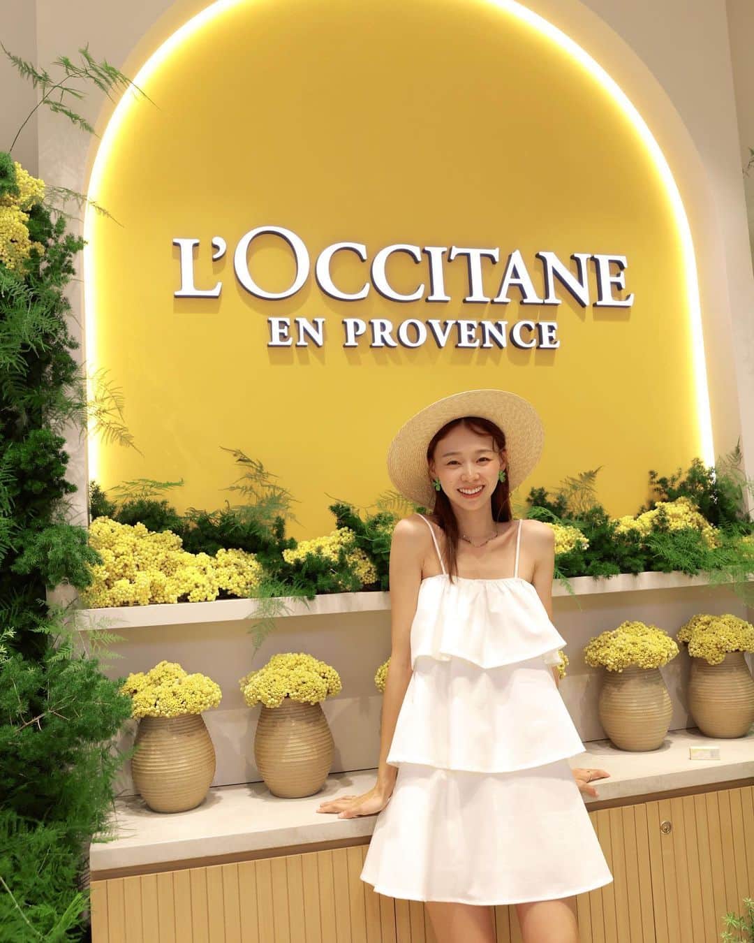 吳斐莉のインスタグラム：「在西班牙San Sebastian時，真的再開個半小時就可以到南法了，當時一直好想去啊😂想到南法鄉間小鎮的悠閒、美麗的斜陽、舒適的氣候，也難怪造就了許多藝術家～  但是要保留著這份美好，就必須要好好愛護地球🌍這週末大家一起到歐舒丹忠孝門市「永續植感體驗展~ WE ARE WHAT WE DO」💃🏽  減塑環保 保護自然生態已經是必須🙌🏼 歐舒丹以100%可回收再生塑料、再生鋁、再生玻璃等再生材料製成產品容器，還提供超過26 種環保補充包，這樣每年可以節省約200噸塑料！說到做到😎  而且這次活動的蠟菊花園，可是以星光瓶和蠟菊賦活極萃油的空瓶所打造的yo  現場還邀請跟人氣藝術家-周依 打造好拍照的繽紛活潑的永續空間💕  預約參觀還有機會免費帶走四大好禮～ ((來吹冷氣還有禮物拿🤭  ✔️入場禮：淡香水7.5ml ✔️打卡禮：原野之心系列沐浴膠50ml  ✔️體驗禮：品牌化妝包乙個 ✔️回收禮：當天攜帶任何不限品牌美妝空瓶回收，回收幾件即可獲得幾份回收禮！  活動只限三天，到7/2而已快快手刀來報名唷  四大好禮品項隨機贈送，依活動現場實際庫存狀況為主 📌詳情請到歐舒丹官方了解  #歐舒丹永續植感體驗展  #大自然的耕耘者 #耕耘自然植感生活 #歐舒丹 #LOccitane @loccitanetw」