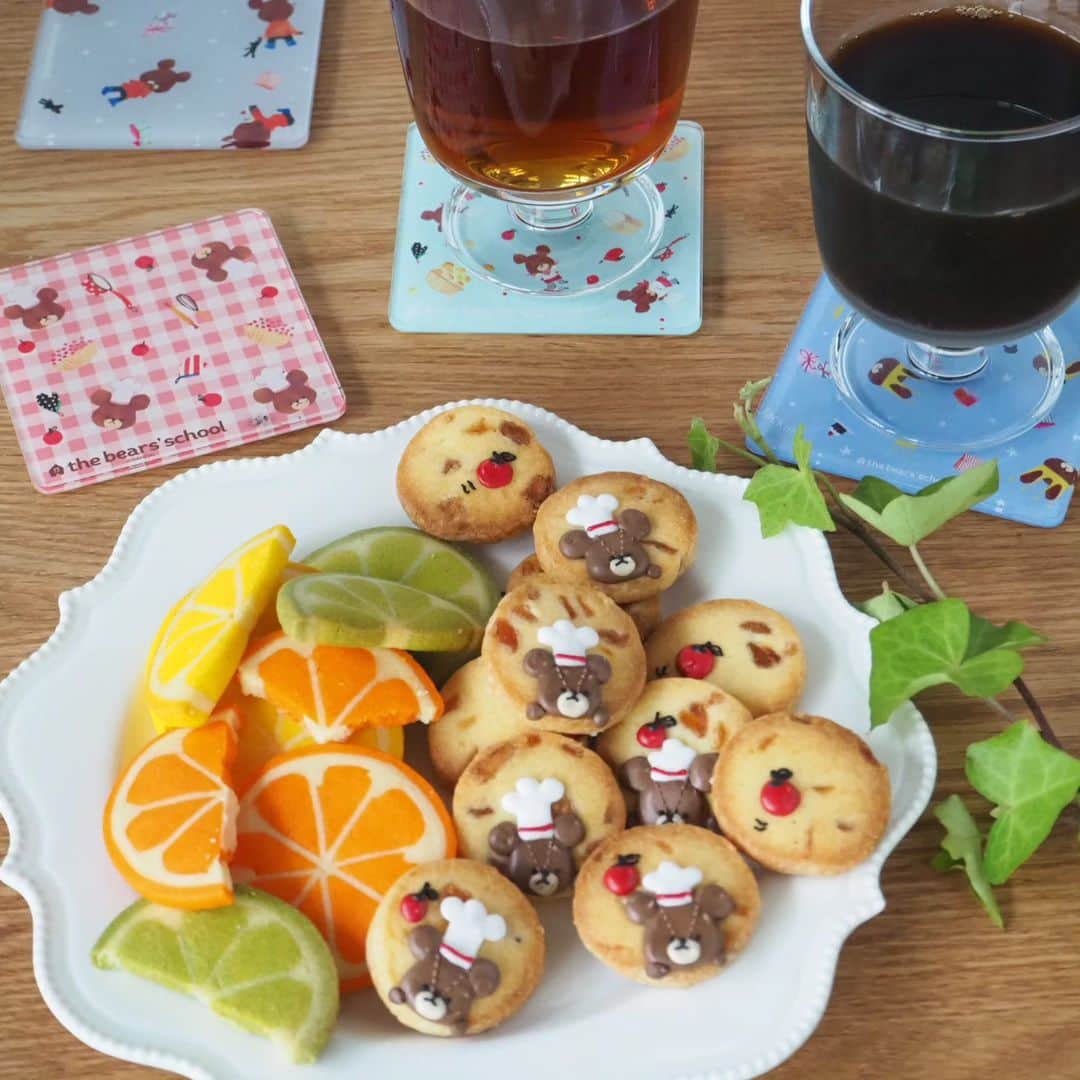 上岡麻美さんのインスタグラム写真 - (上岡麻美Instagram)「くまのがっこうクッキー🍪 本日のおやつはオレンジクッキーとくまのがっこう、ジャッキーのクッキーです✨アイスボックスクッキーにアイシングで描きました😊  くまのがっこう柄のコースターはホープリーさん @hopely.japan にお取り扱いがあります✨これからの季節、冷たい飲み物を置いたりするのに役立ちますね🥰🥰  #ホープリー#ホープリーイーツ #アイスボックスクッキー#くまのがっこうジャッキー #くまのがっこう #キャラクター#アイシングクッキー#icingcokkies #iceboxcookies#decoration #cokkies #sweetstagram #orange #オレンジ」6月30日 20時38分 - asami_kamioka