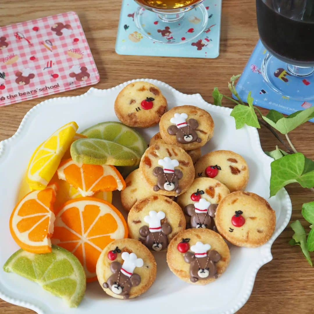 上岡麻美のインスタグラム：「くまのがっこうクッキー🍪 本日のおやつはオレンジクッキーとくまのがっこう、ジャッキーのクッキーです✨アイスボックスクッキーにアイシングで描きました😊  くまのがっこう柄のコースターはホープリーさん @hopely.japan にお取り扱いがあります✨これからの季節、冷たい飲み物を置いたりするのに役立ちますね🥰🥰  #ホープリー#ホープリーイーツ #アイスボックスクッキー#くまのがっこうジャッキー #くまのがっこう #キャラクター#アイシングクッキー#icingcokkies #iceboxcookies#decoration #cokkies #sweetstagram #orange #オレンジ」